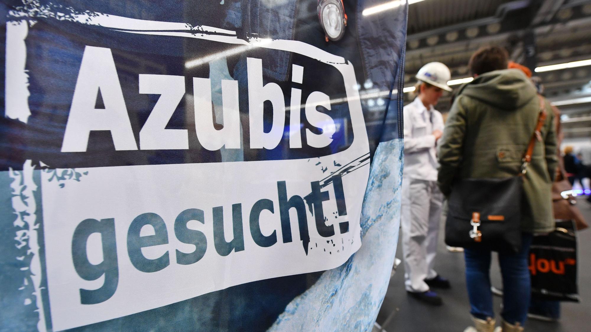 ARCHIV - 15.11.2017, Thüringen, Erfurt: «Azubis gesucht» steht auf einem Banner am Stand einer Firma beim Forum Berufsstart Mitteldeutschland in Erfurt. (zu dpa: «Mehr Azubis im Handwerk – Praktikumsprämie zeigt Wirkung») Foto: Martin Schutt/dpa-Zentralbild/dpa +++ dpa-Bildfunk +++