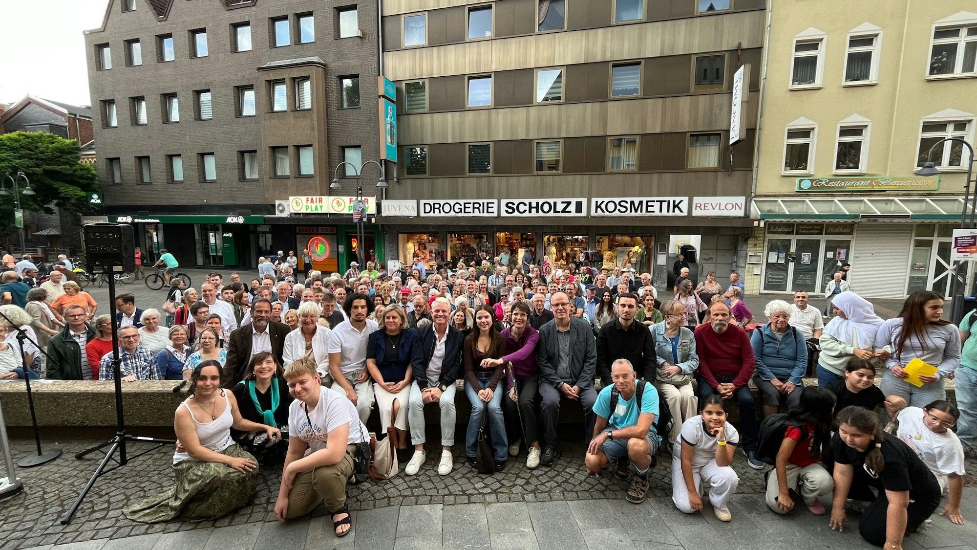 Die Organisatoren und Gäste der Veranstaltung für Demokratie machten sich für ein engagiertes, friedliches Miteinander stark.