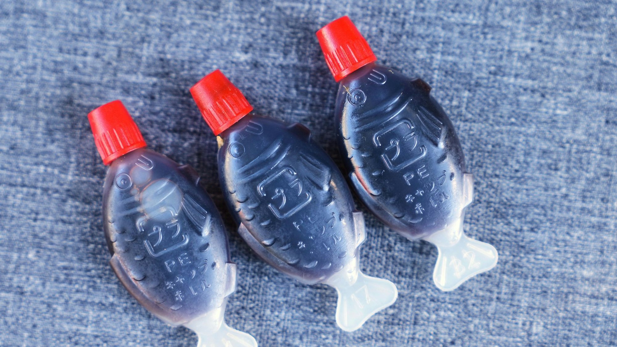 Die kleinen Fischchen mit Sojasoße gehören in Sushi-Läden weltweit zum Angebot – aber sie schaden der Umwelt. (Symbolbild)