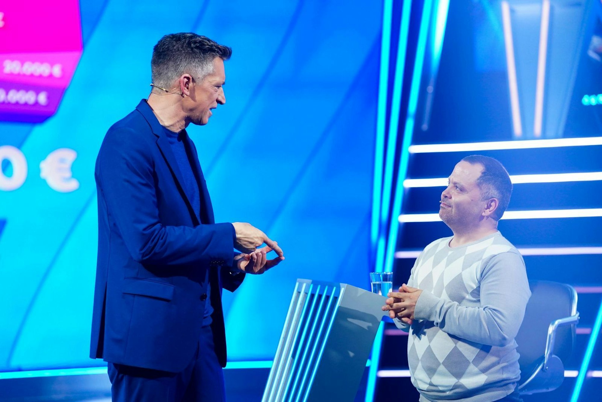 „Danny Devito und Arnold Schwarzenegger“, mit diesem Vergleich machte Besserwisser Osman (rechts) Moderator Hallaschka eine große Freude. (Bild: RTL / Stefan Gregorowius)