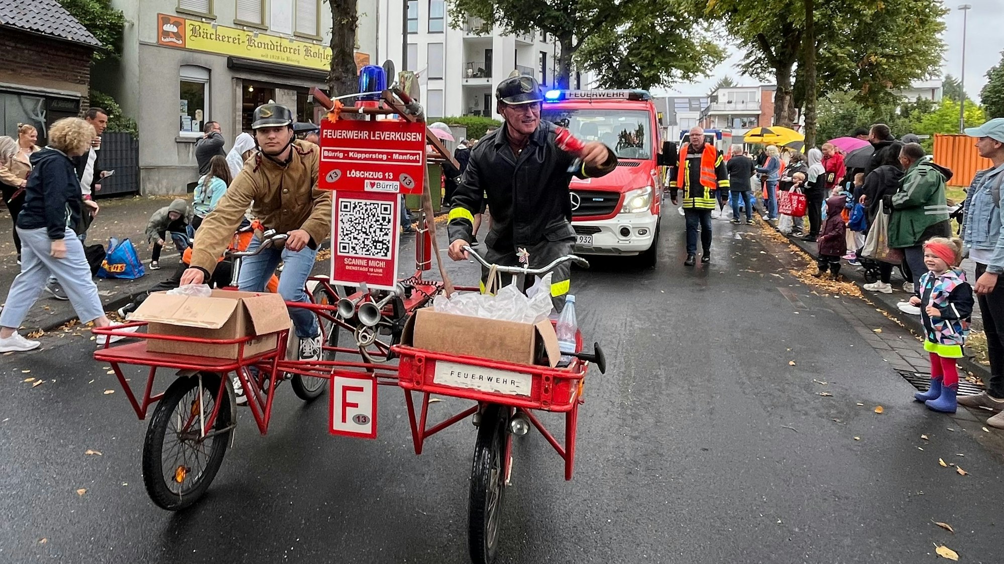 Unterwegs mit dem Feuerwehrfahrrad – die historischen Helme schützen auch vor Regen