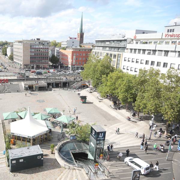 01.09.2025, Köln: Übersichtsaufnahme des Wiener Platz in Mülheim. Vieles, was Ende der 1980er-Jahre bei der Umgestaltung des Platzes geplant war, ist nicht realisiert worden. Foto: Arton Krasniqi