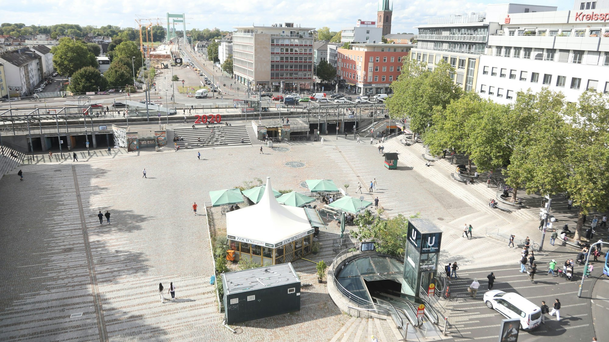 01.09.2025, Köln: Übersichtsaufnahme des Wiener Platz in Mülheim. Vieles, was Ende der 1980er-Jahre bei der Umgestaltung des Platzes geplant war, ist nicht realisiert worden. Foto: Arton Krasniqi