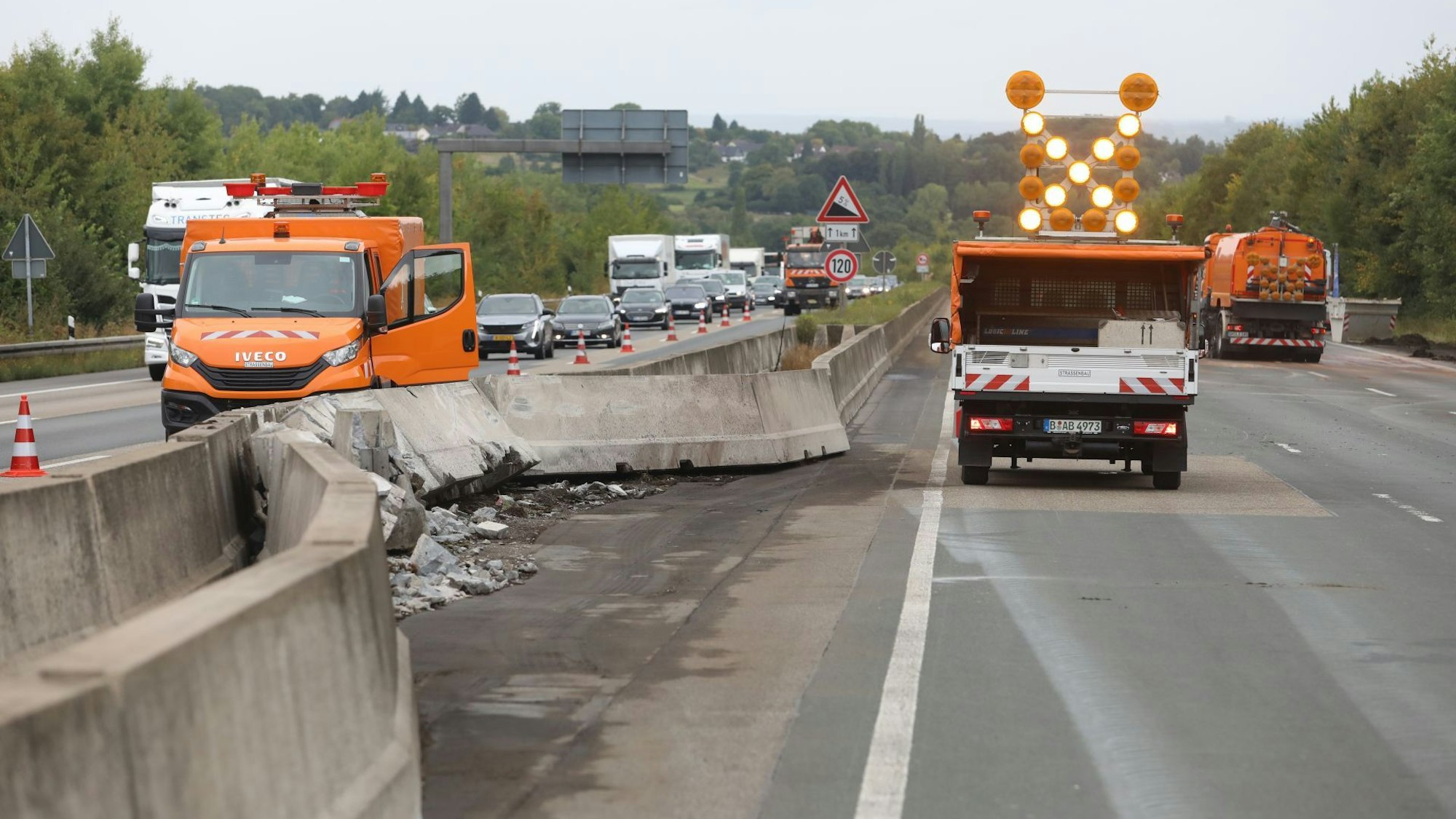 Einsatzfahrzeuge der Autobahnmeisterei auf einer Autobahn.