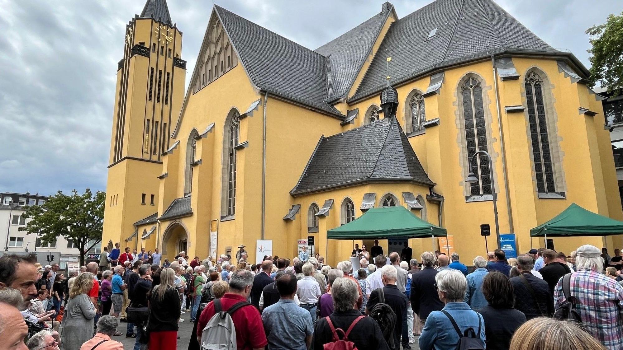 Mehrere Hundert Gäste besuchten die Demokratie-Veranstaltung, zu der die Arbeitsgemeinschaft der Porzer Religionen eingeladen hatte.
