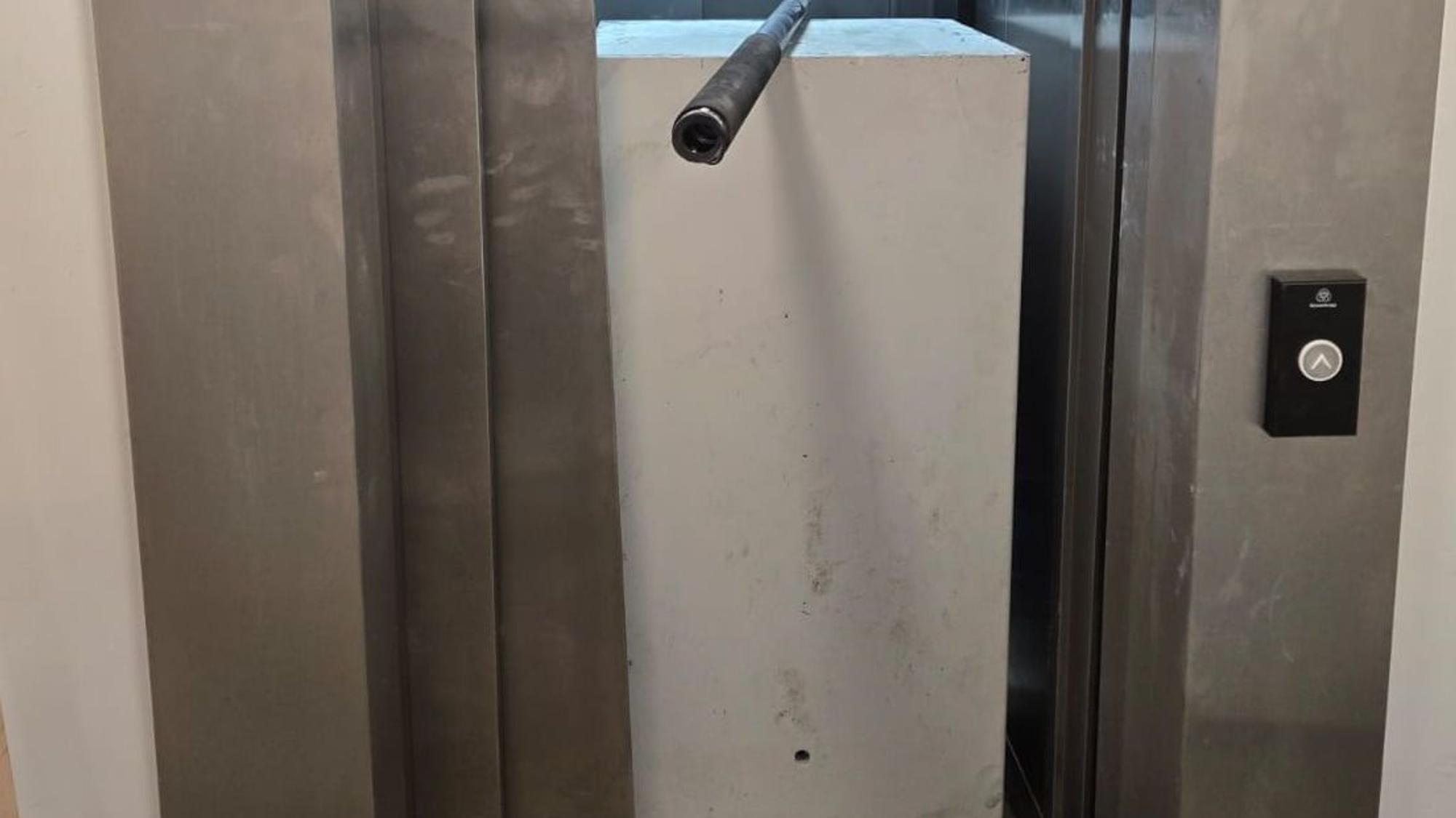 Ein Tresor steht im Fahrstuhl