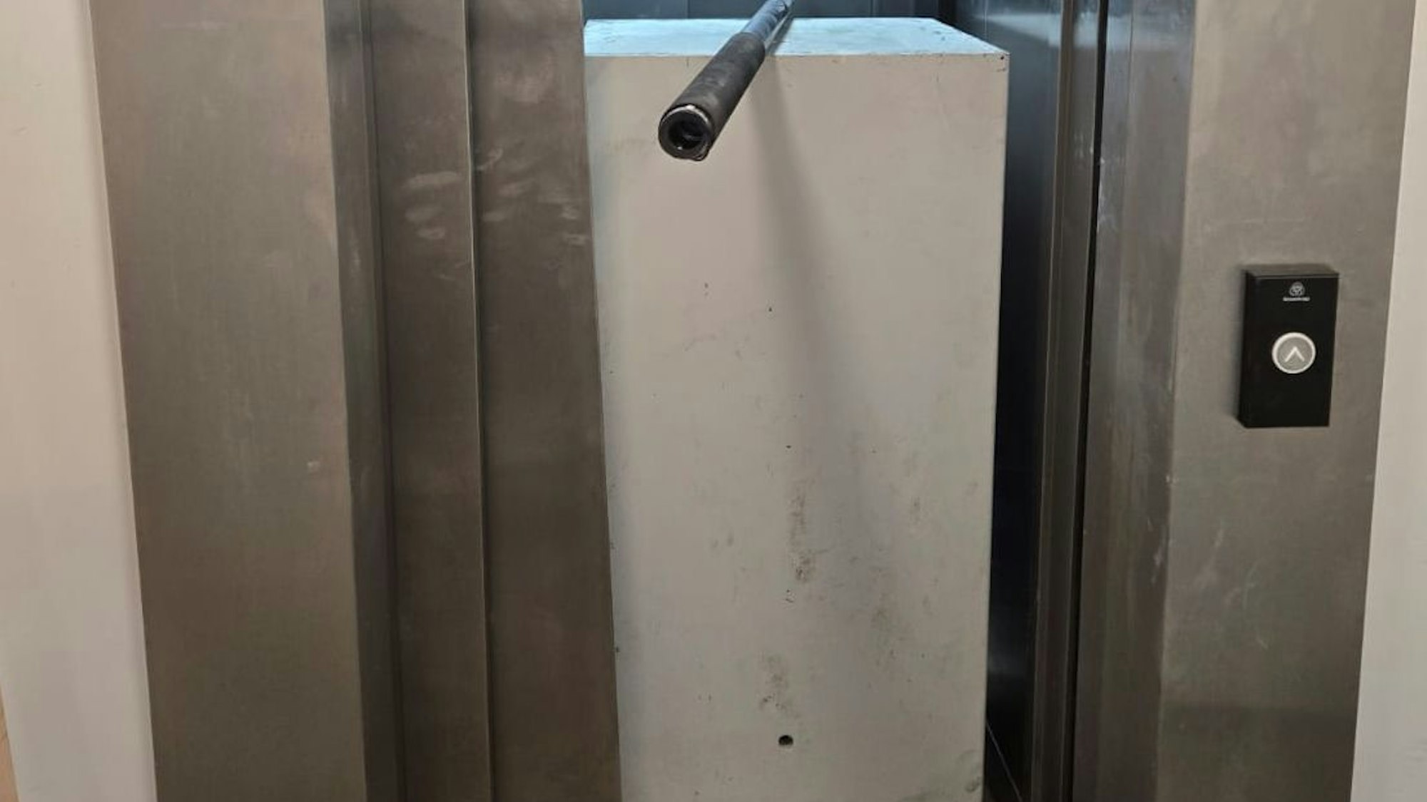 Ein Tresor steht im Fahrstuhl