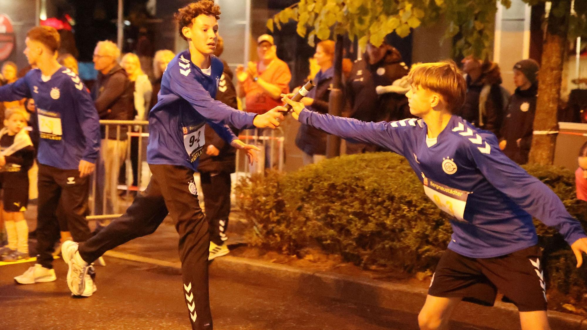 Teilnehmer der Handballakademie des VfL Gummersbach beim Staffelwechsel.