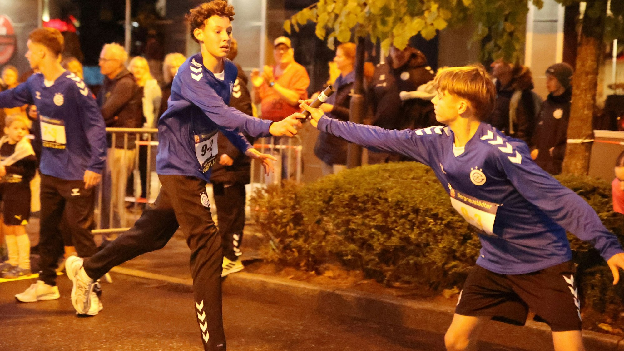 Teilnehmer der Handballakademie des VfL Gummersbach beim Staffelwechsel.