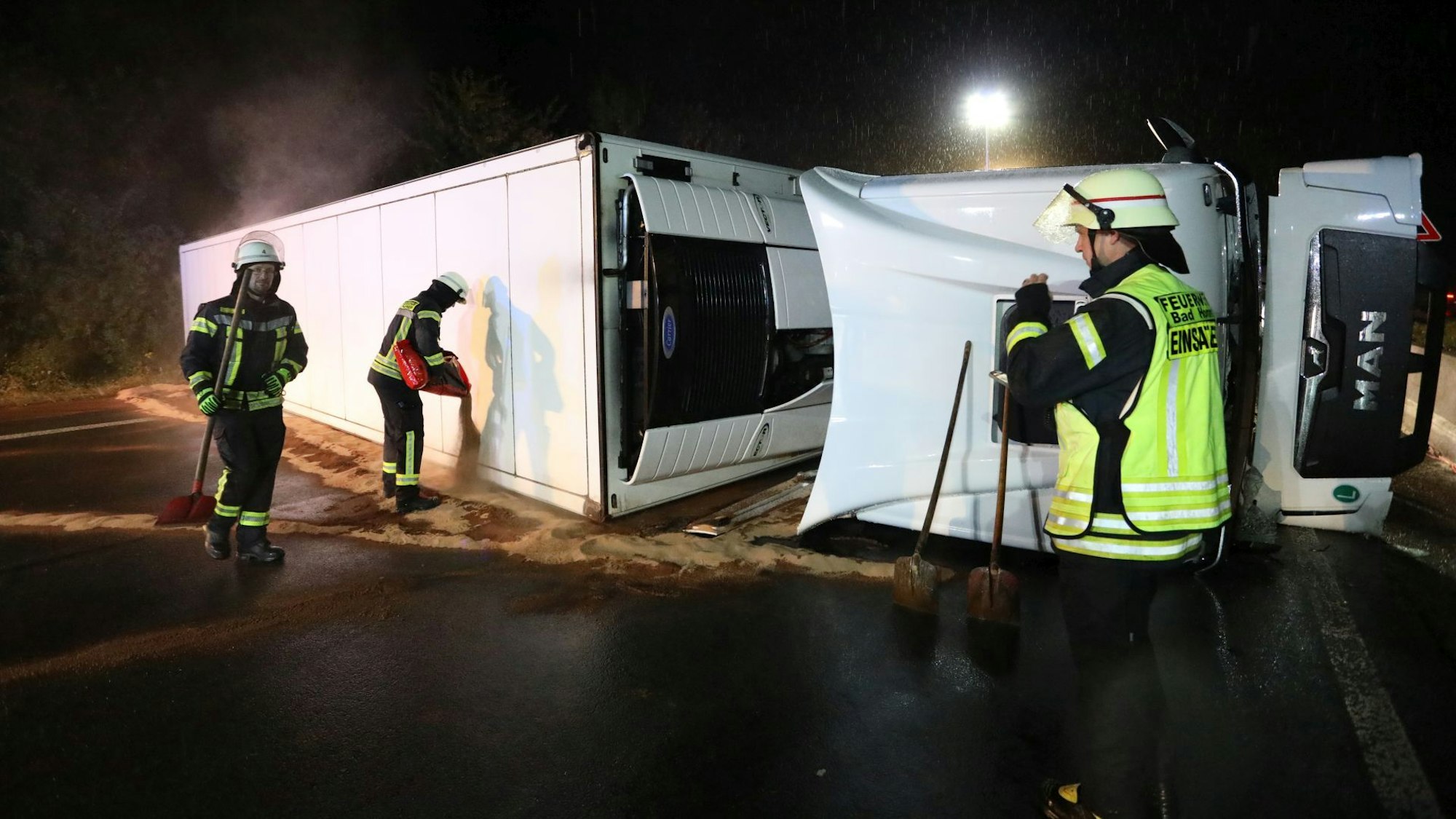 Die Feuerwehr nahm den ausgelaufenen Kraftstoff mit Bindemitteln auf.