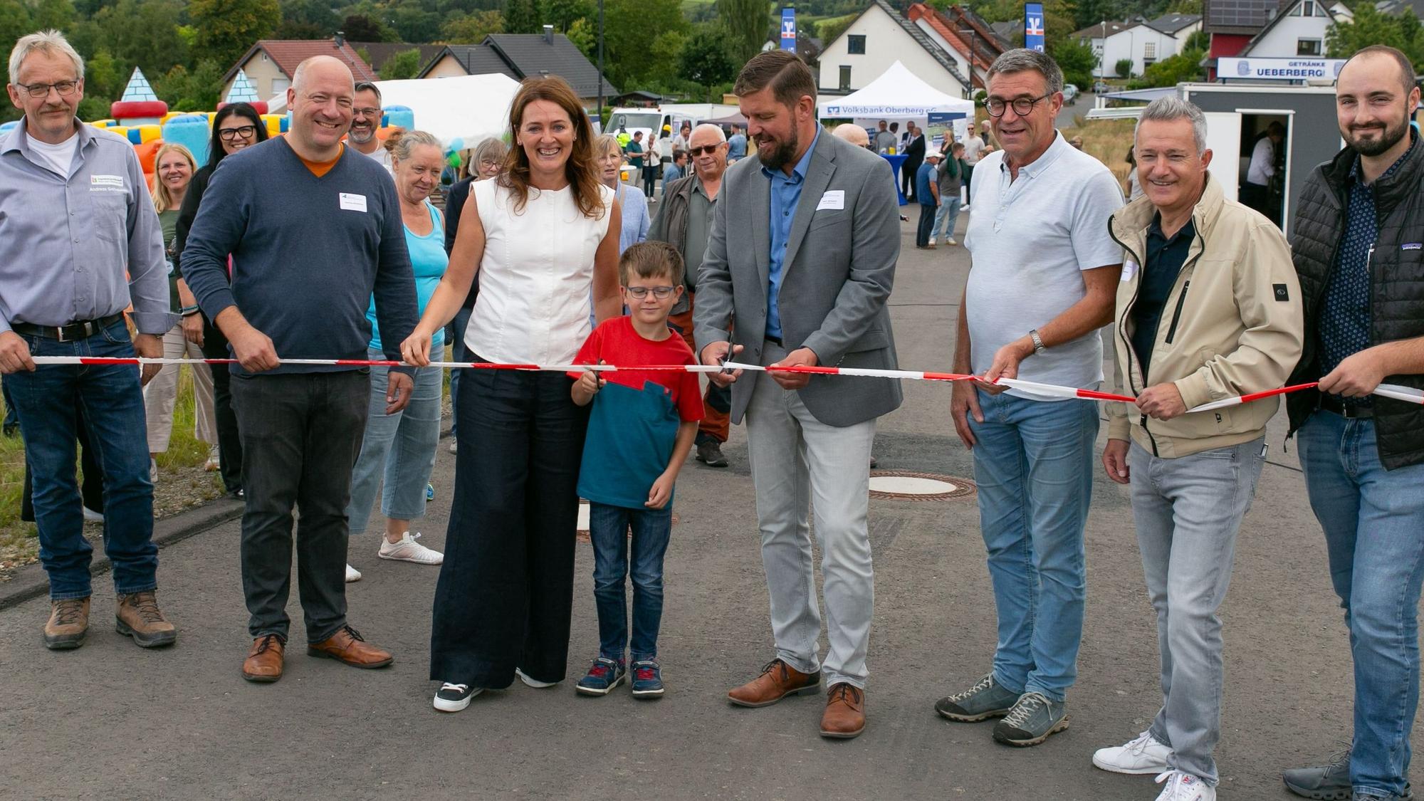 In Waldbröl wurde das Neubaugebiet „Breuers Wiese“ festlich eingeweiht, das taten (von links) Ingenieur Andreas Gelhausen, Projektleiter Henning Herberholz, Waldbröls Bürgermeisterin Larissa Weber, Kreisdezernent Felix Ammann, Eckhard Vetter (Geschäftsführer Heinrich Weber), Projektleiter Manuel Chamorro und Bauingenieur Jan Witowski (Plus-Plan).