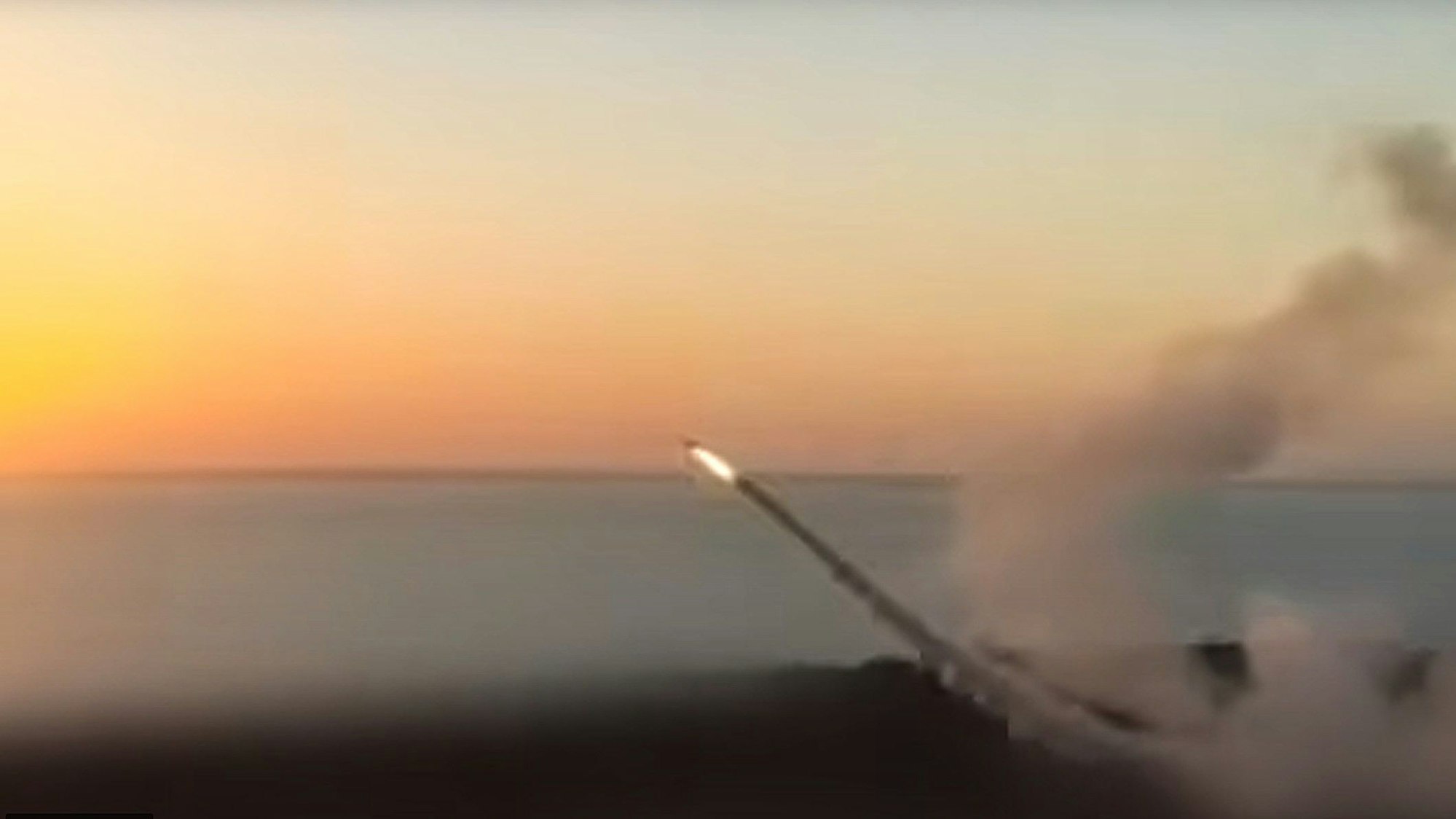Ein Screenshot zeigt angeblich den Abschuss eines Flamingo-Marschflugkörpers. Ukrainischen Berichten zufolge wurde die neue Waffe gegen russische Stellungen auf der Krim eingesetzt.