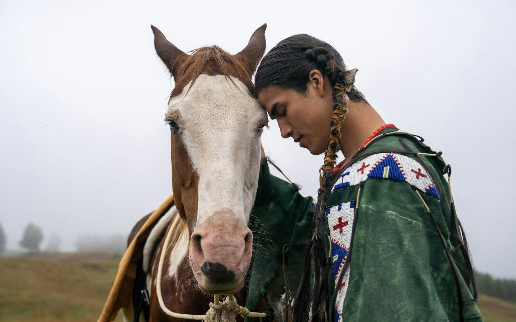 In „Sitting Bull“ spielen neben dem Titelhelden auch weitere, aus Western wohlbekannte Namen eine Rolle. Etwa Häupling Red Cloud, Büffel-Jäger Buffalo Bill und Lakota-Krieger Crazy Horse (Joel Oulette). Es sind vor allem die dramatisierten Szenen mit namhaften indigenen Darstellern, die den Lakota Leben einhauchen. (Bild: The HISTORY Channel/A+E Global Media)