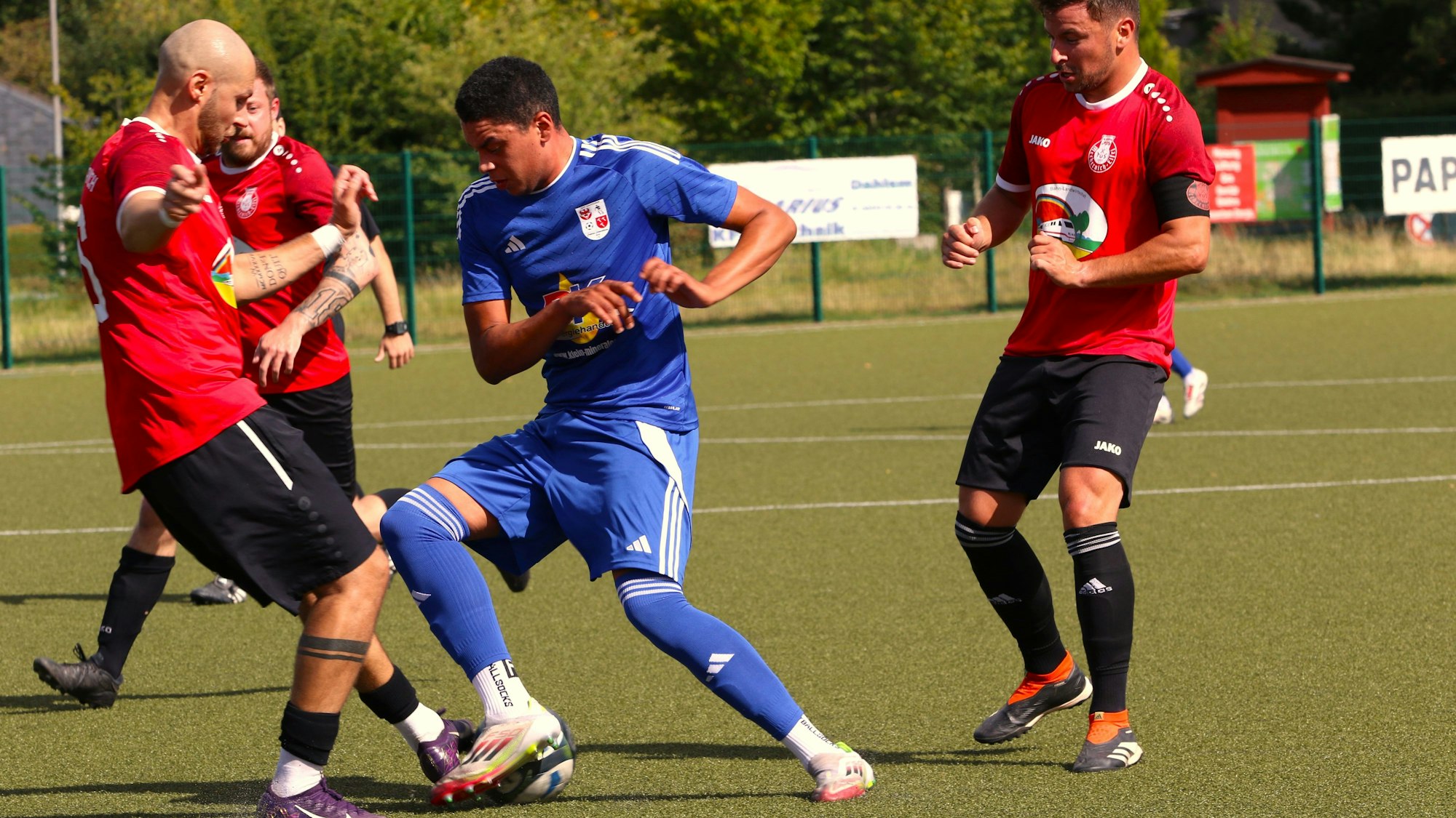 Zweikampf zwischen Johann Jentges im blauen Trikot und Kevin Magold im roten Trikot.