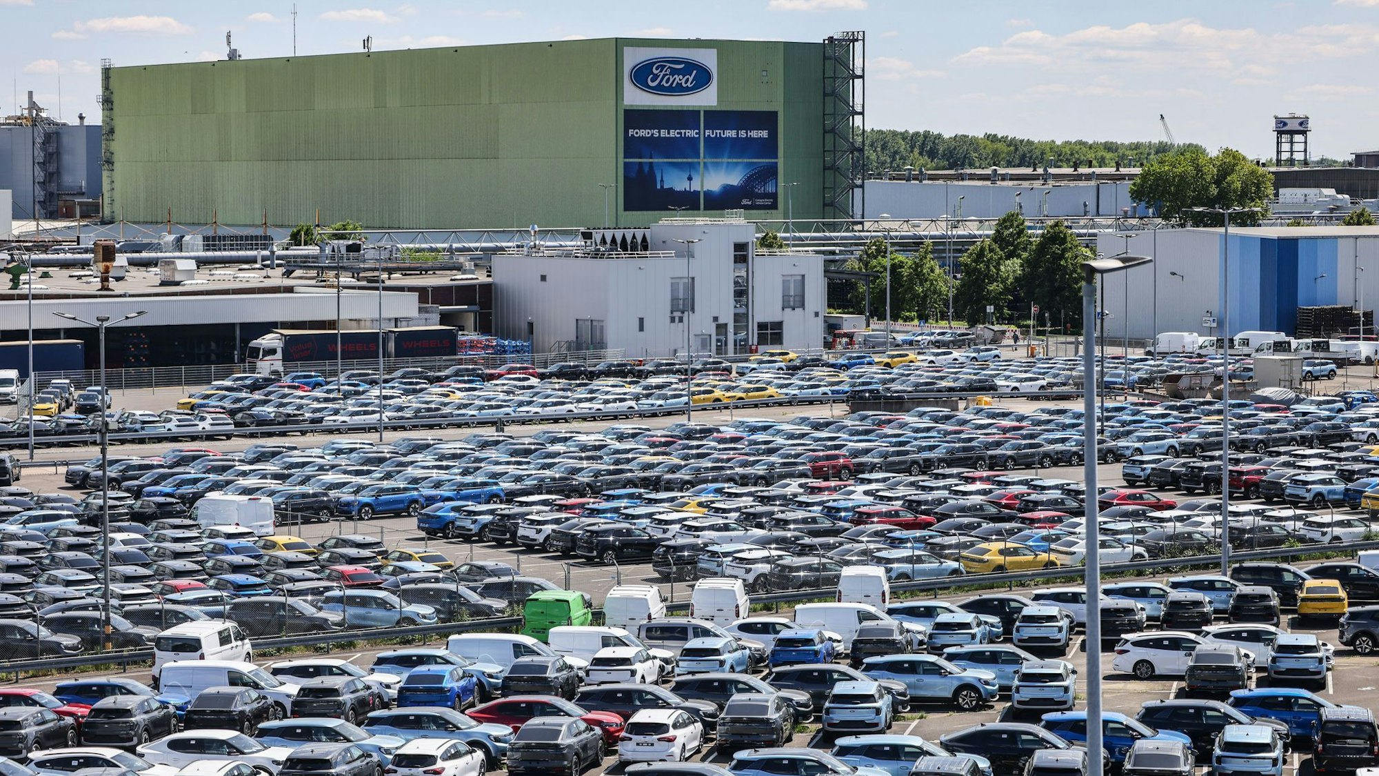 Das Angebot an Ford-Neuwagen auf dem Gelände des Kölner Werks ist groß, die Nachfrage aber hat noch Luft nach oben.