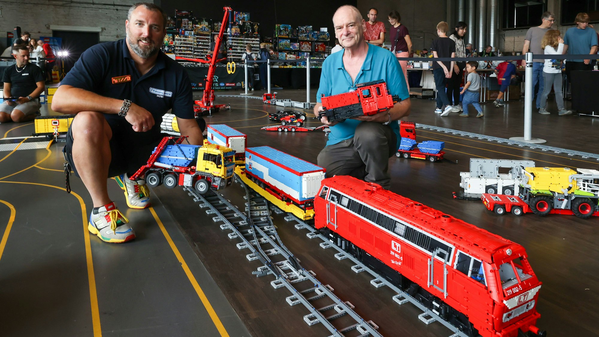 31.08.2025
Köln:
Bei der Lego-Ausstellung „Bricks and Friends“ stellen zahlreiche Aussteller ihre Bauwerke aus den Klemmbausteinen aus. Die Teilnehmer werden auch als AFOLs (Adult Fan of Lego) (Erwachsener Lego-Fan) bezeichnet.
Christian Huwald und Peter Höschen mit der größten Lego-Technik Eisenbahn
Foto: Martina Goyert
