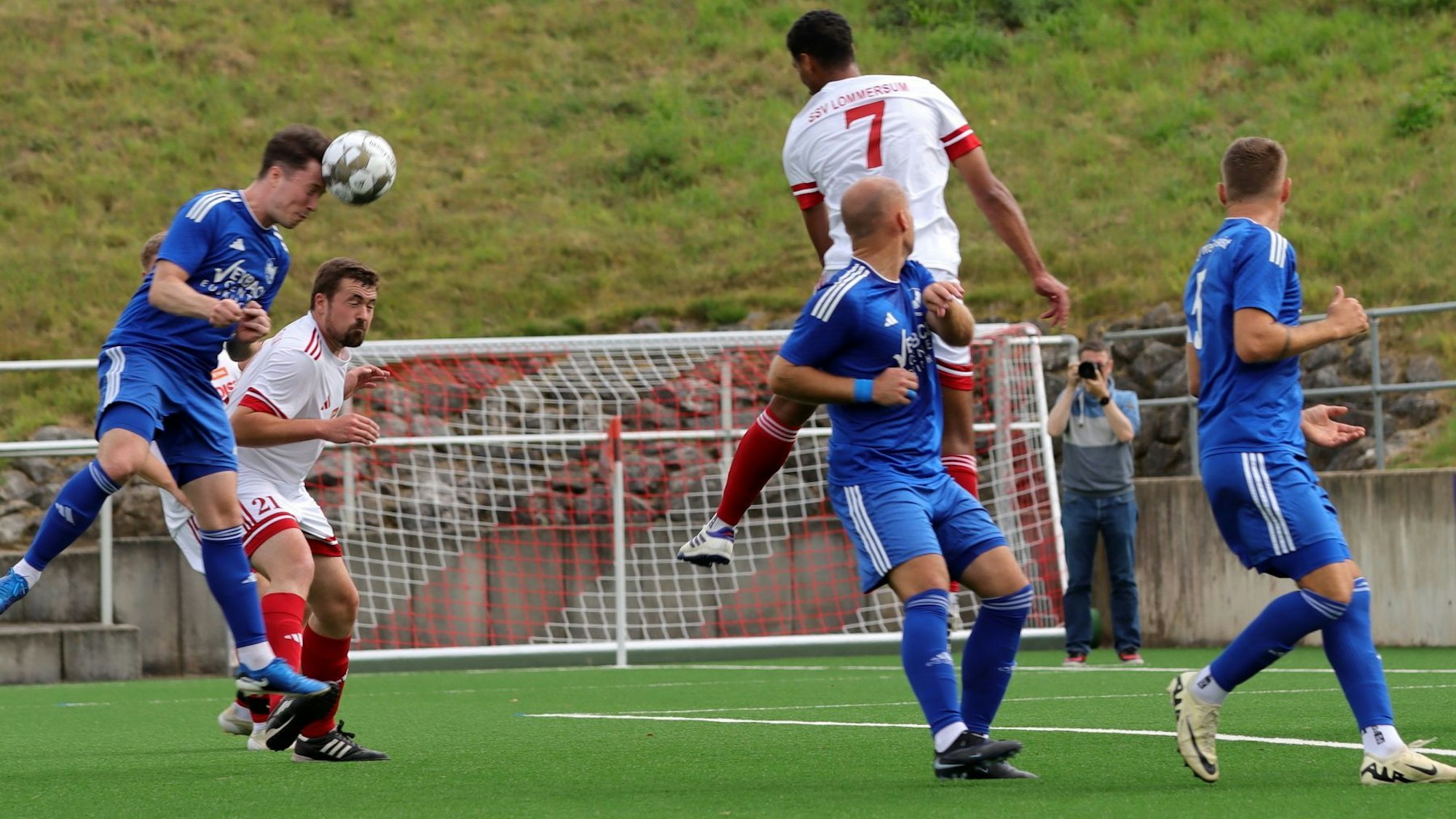 Marius Hammer erwischt den Eckball mit dem Kopf und erzielt das 2:0. Die Mit- und Gegenspieler schauen zu.