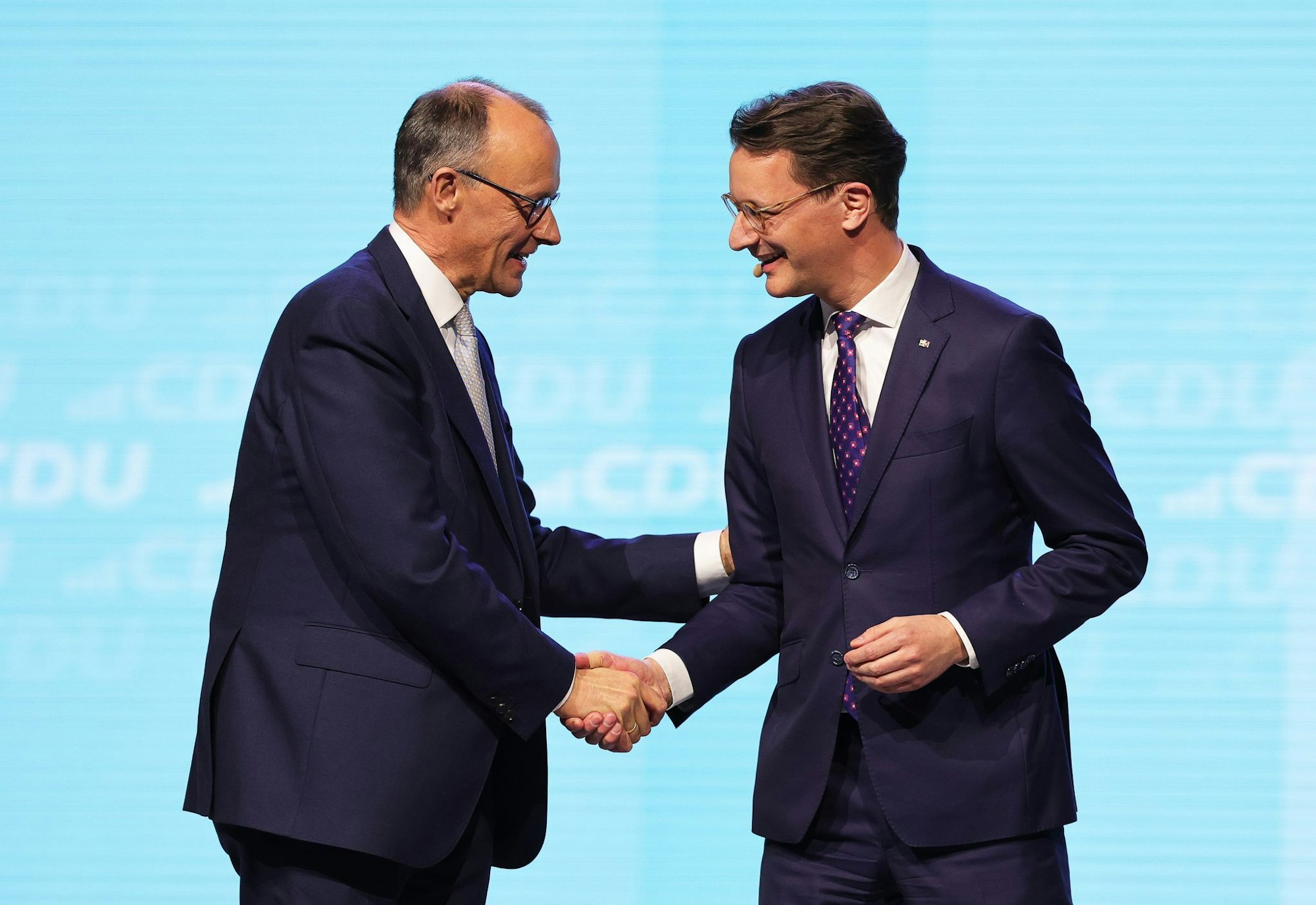 Merz (l.) kommt als Kanzler bei Wüst (r.) vorbei. (Archivbild)