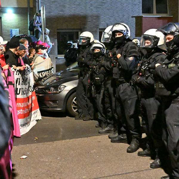 30.08.2025, Nordrhein-Westfalen, Köln: Teilnehmer werden bei einem "Anti-Kriegs-Marsch" der Initiative "Rheinmetall Entwaffnen" durch die Polizei (r) eingekesselt. Deutschlands größter Rüstungskonzern ist als Folge des Ukraine-Krieges stark gewachsen. Foto: Henning Kaiser/dpa +++ dpa-Bildfunk +++