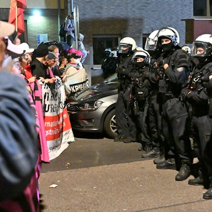 30.08.2025, Nordrhein-Westfalen, Köln: Teilnehmer werden bei einem "Anti-Kriegs-Marsch" der Initiative "Rheinmetall Entwaffnen" durch die Polizei (r) eingekesselt. Deutschlands größter Rüstungskonzern ist als Folge des Ukraine-Krieges stark gewachsen. Foto: Henning Kaiser/dpa +++ dpa-Bildfunk +++
