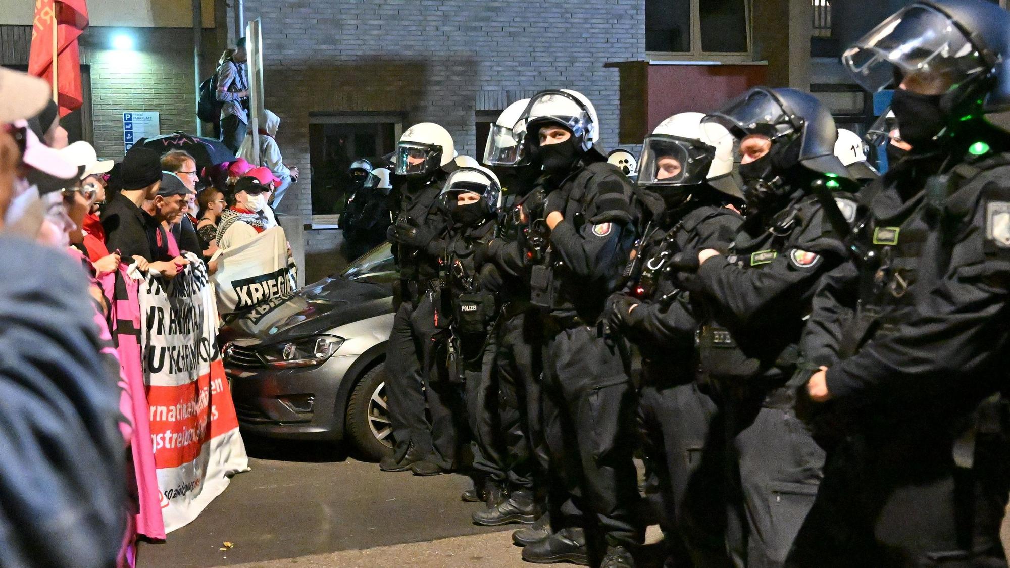 30.08.2025, Nordrhein-Westfalen, Köln: Teilnehmer werden bei einem "Anti-Kriegs-Marsch" der Initiative "Rheinmetall Entwaffnen" durch die Polizei (r) eingekesselt. Deutschlands größter Rüstungskonzern ist als Folge des Ukraine-Krieges stark gewachsen. Foto: Henning Kaiser/dpa +++ dpa-Bildfunk +++