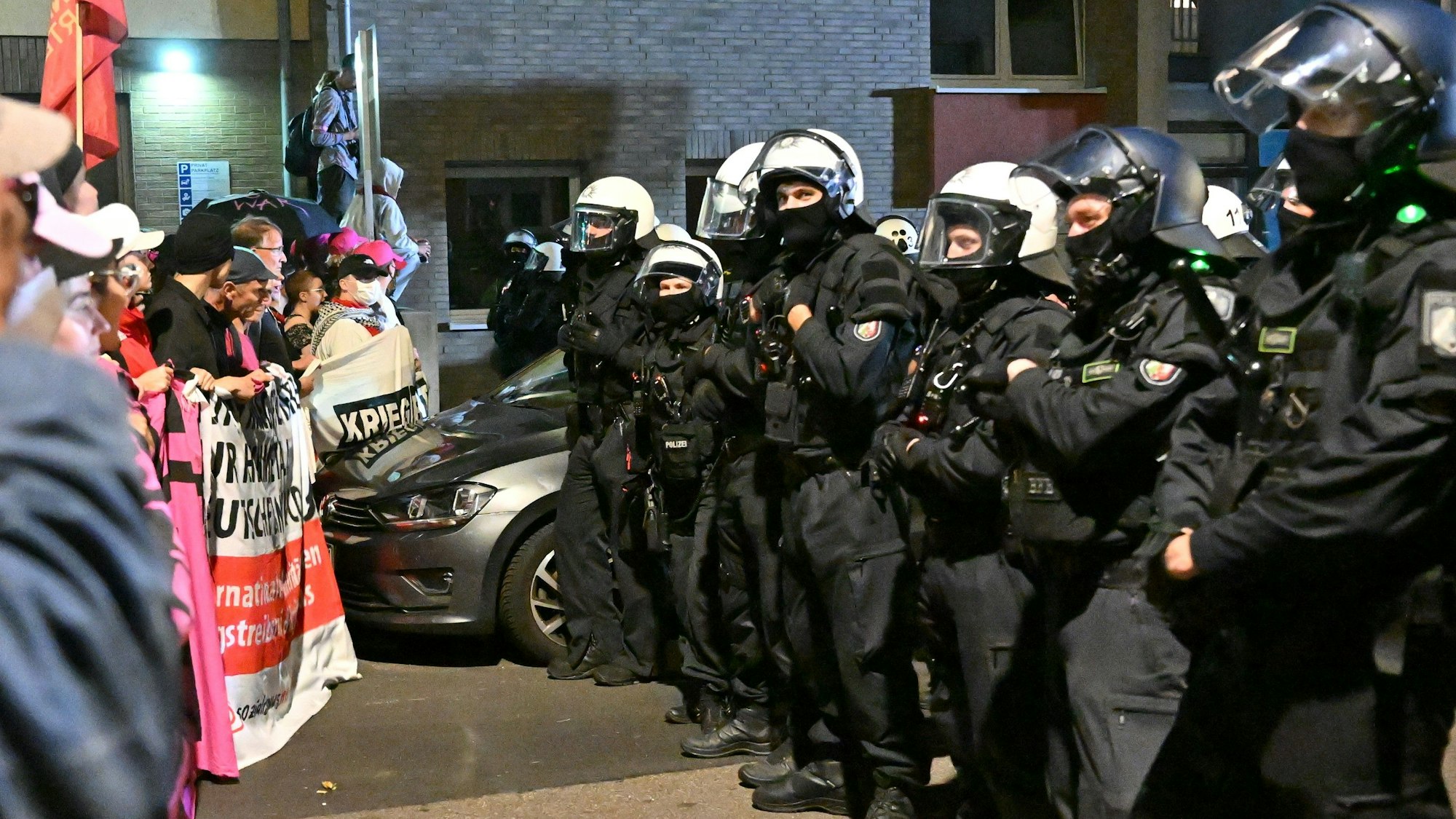 30.08.2025, Nordrhein-Westfalen, Köln: Teilnehmer werden bei einem "Anti-Kriegs-Marsch" der Initiative "Rheinmetall Entwaffnen" durch die Polizei (r) eingekesselt. Deutschlands größter Rüstungskonzern ist als Folge des Ukraine-Krieges stark gewachsen. Foto: Henning Kaiser/dpa +++ dpa-Bildfunk +++