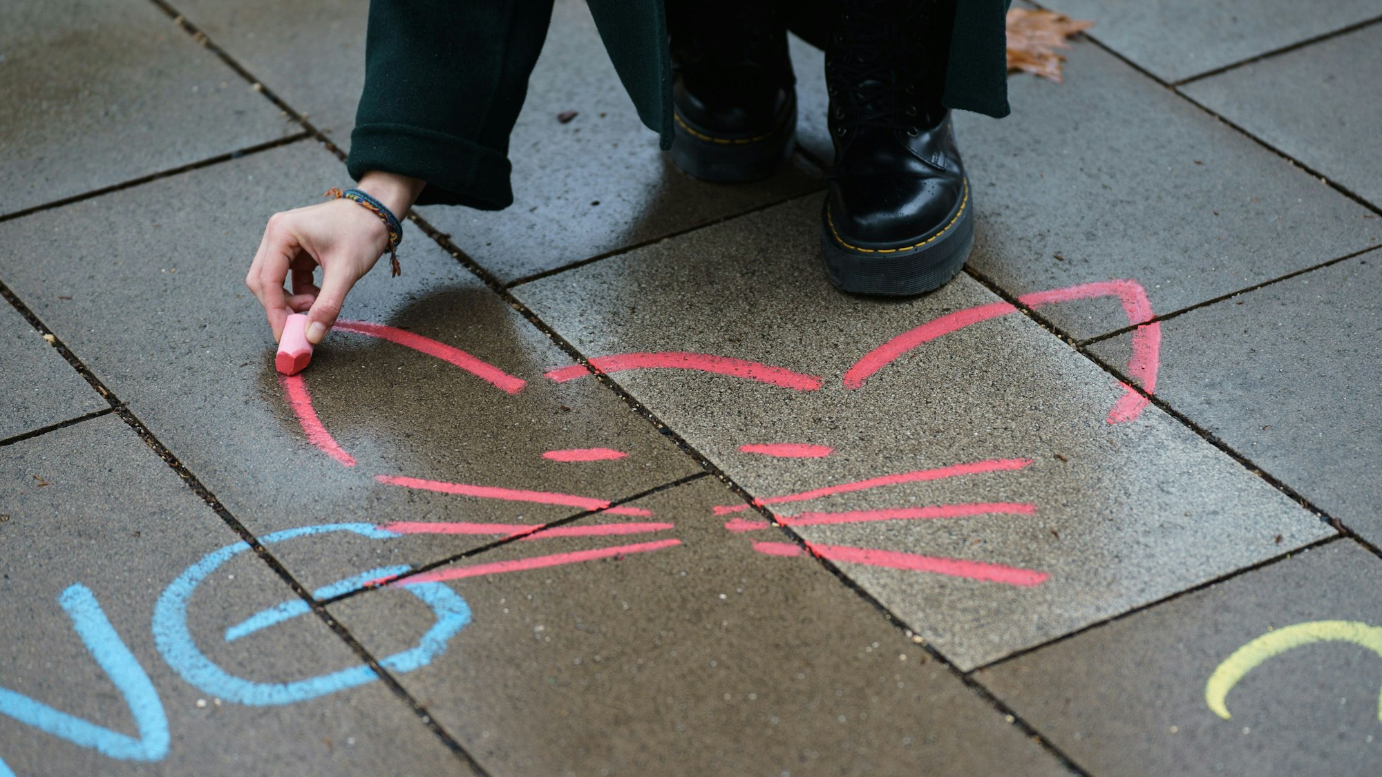 ARCHIV - 01.02.2021, Rheinland-Pfalz, Mainz: Eine Aktivistin malt mit Kreide ein Katzensymbol neben einen anzüglichen Kommentar aufs Straßenpflaster (Symbolbild). Die SPD-Bundestagsfraktion will Catcalling unter Strafe stellen. (zu dpa: «Obszöne Gesten und Beleidigungen: SPD will «Catcalling» bestrafen») Foto: Andreas Arnold/dpa +++ dpa-Bildfunk +++