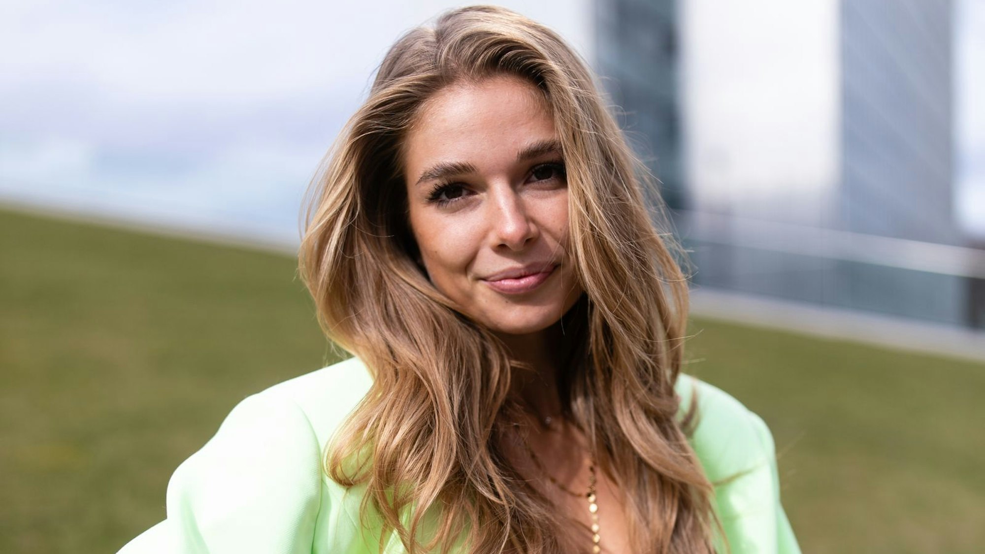 Moderatorin Lola Weippert hat auf Instagram ihre Entwicklung der letzten fünf Jahre präsentiert. (Bild: 2022 Getty Images/Joshua Sammer)