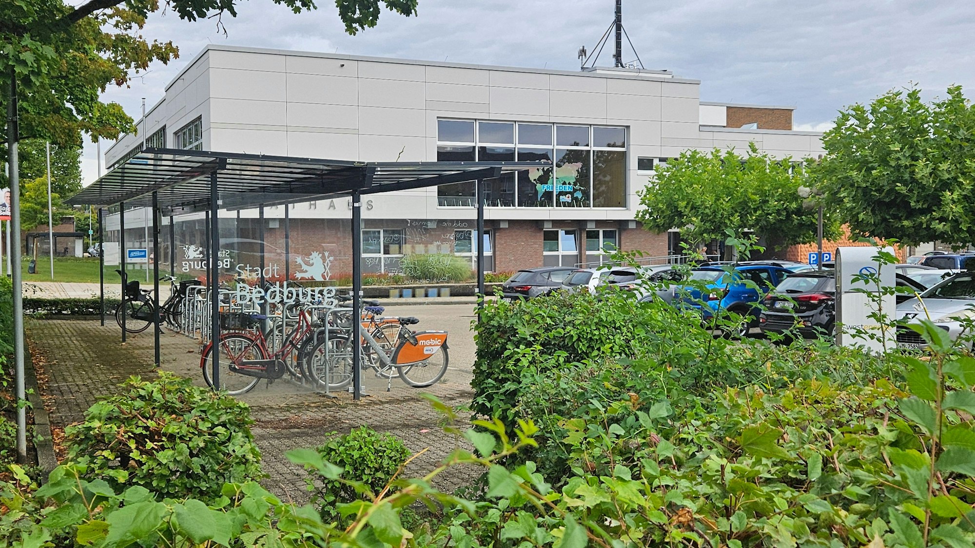 Zu sehen ist das Rathaus der Stadt Bedburg in Kaster.