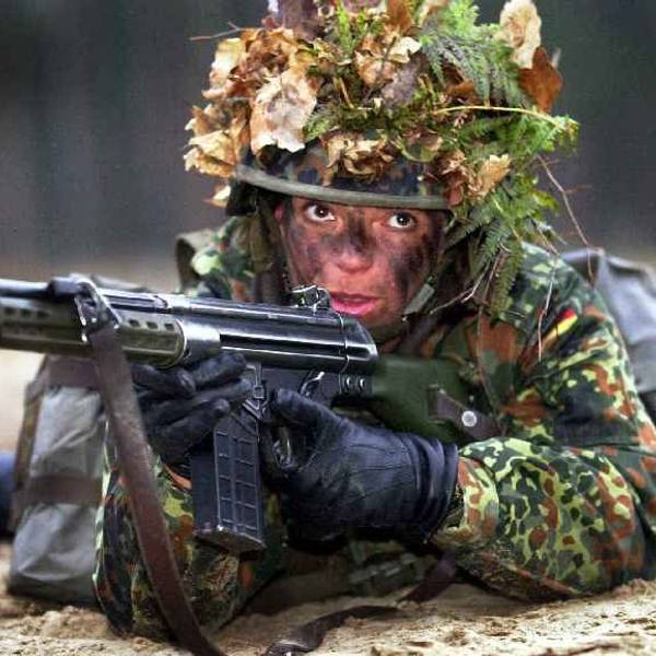 Eine Soldatin mit Gewehr