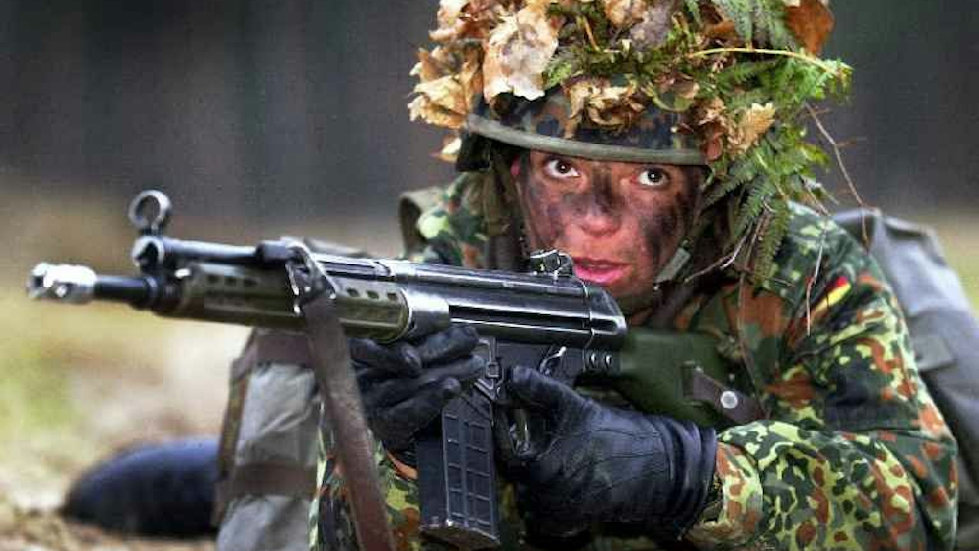 Eine Soldatin mit Gewehr