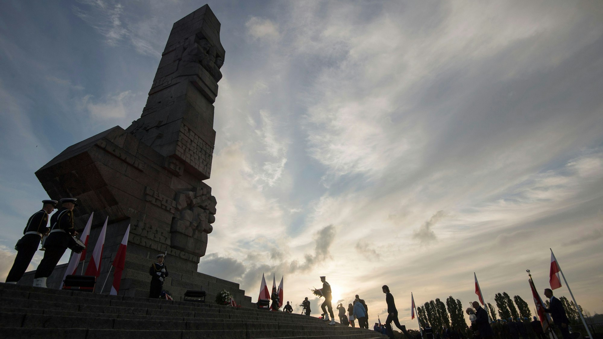 Menschen legen einen Kranz nieder am Denkmal für die heldenhafte Verteidigung des Außenpostens auf der Halbinsel Westerplatte im Jahr 1939. (Archivbild)