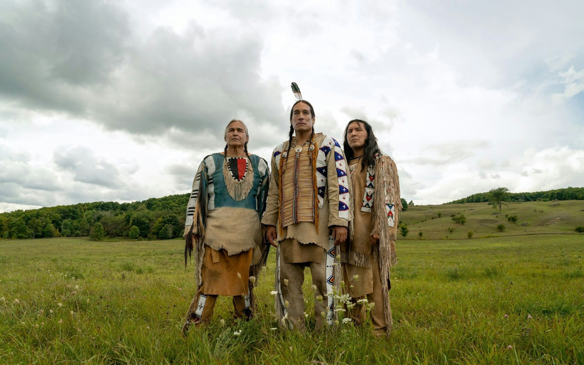 Vor wie hinter der Kamera sind an „Sitting Bull“ zahlreiche Indigene beteiligt. Neben Michael Spears (Mitte) auch Trevor Carroll als Inkpaduta (rechts), Sprecher Mo Brings Plenty und Regisseur Christopher Nataanii Cegielski. Der HISTORY Channel zeigt am 6. September, 20.15 Uhr, beide Teile von „Sitting Bull“ direkt nacheinander. (Bild: The HISTORY Channel/A+E Global Media)