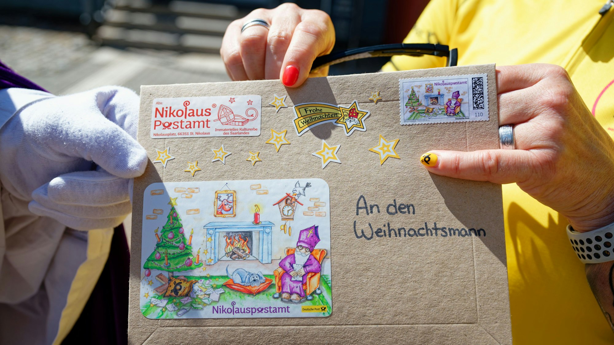 Knapp 3.000 Kilometer haben drei Post-Mitarbeiter mit ihren Rädern zurückgelegt, um in Lappland zuvor eingesammelte Wunschzettel an den Weihnachtsmann zu übergeben.