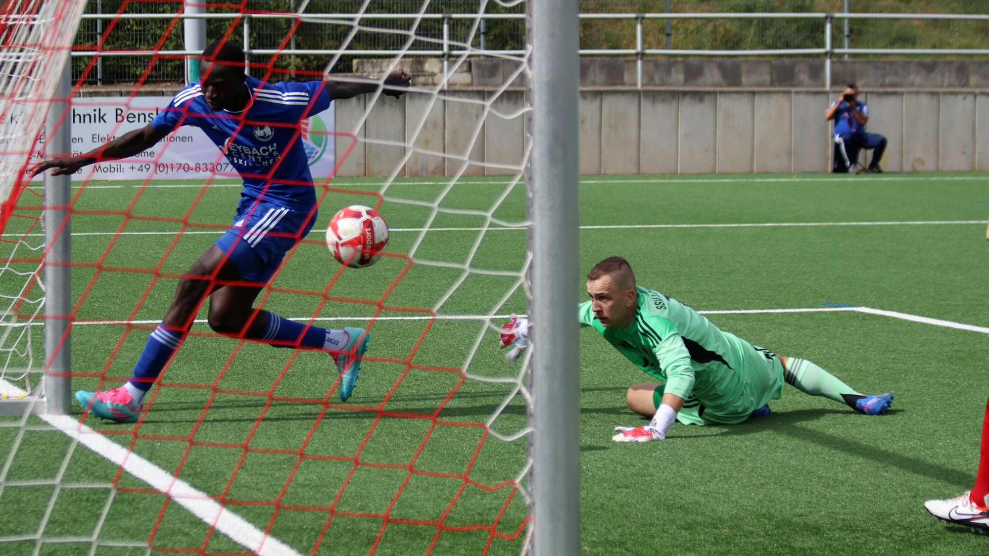 Daouda Coulibaly ist vor dem Ball im Tor. Lommersums Schlussmann Robin Schmitz schaut hinterher.