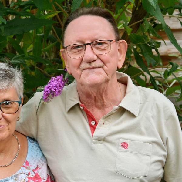 Lothar Reinhardt hat einen Arm um seine Ehefrau Monika gelegt. Das Paar ist seit 50 Jahren verheiratet.