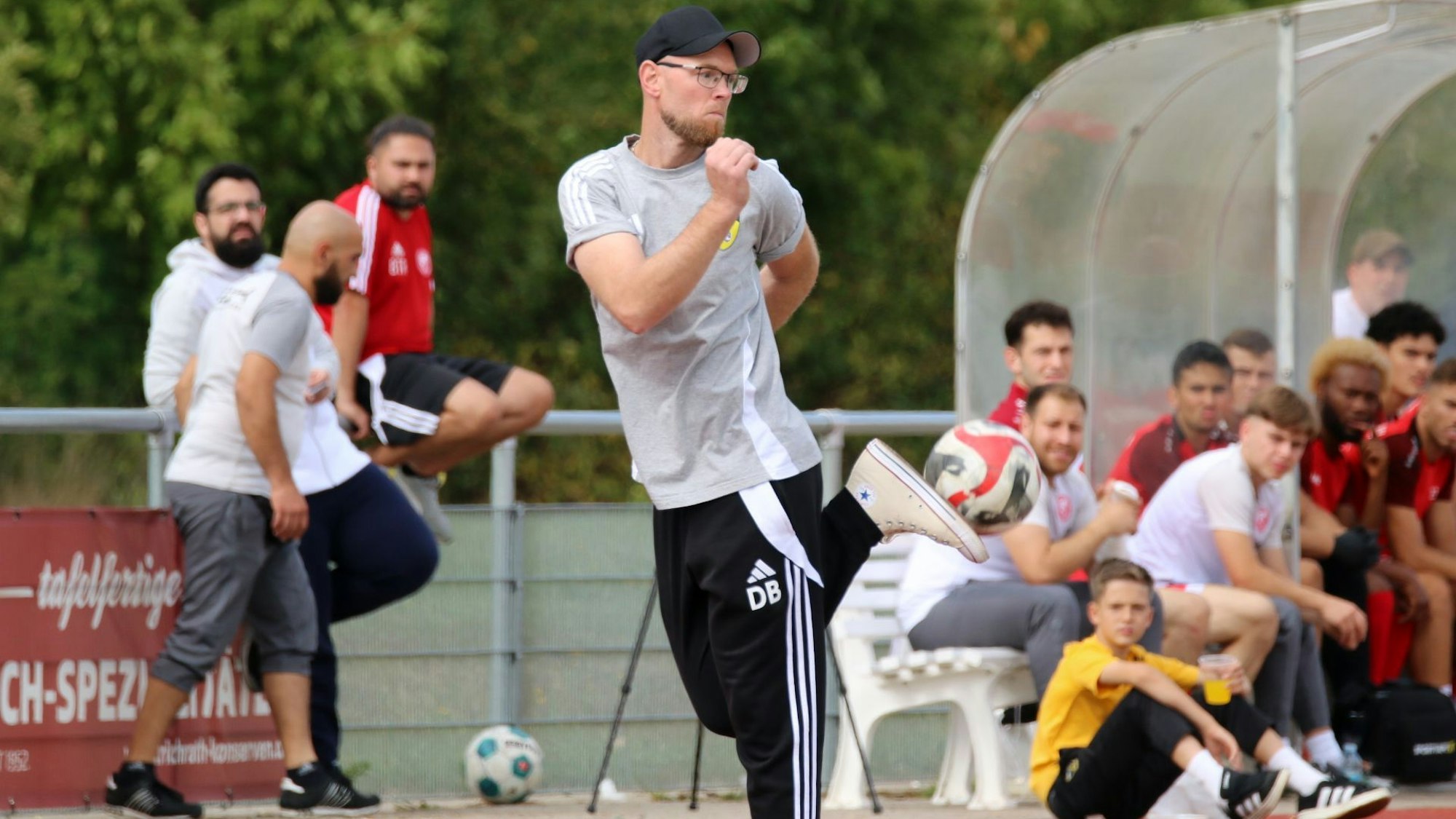 Daniel Bartsch scheint am Spielfeldrand zu tanzen.
