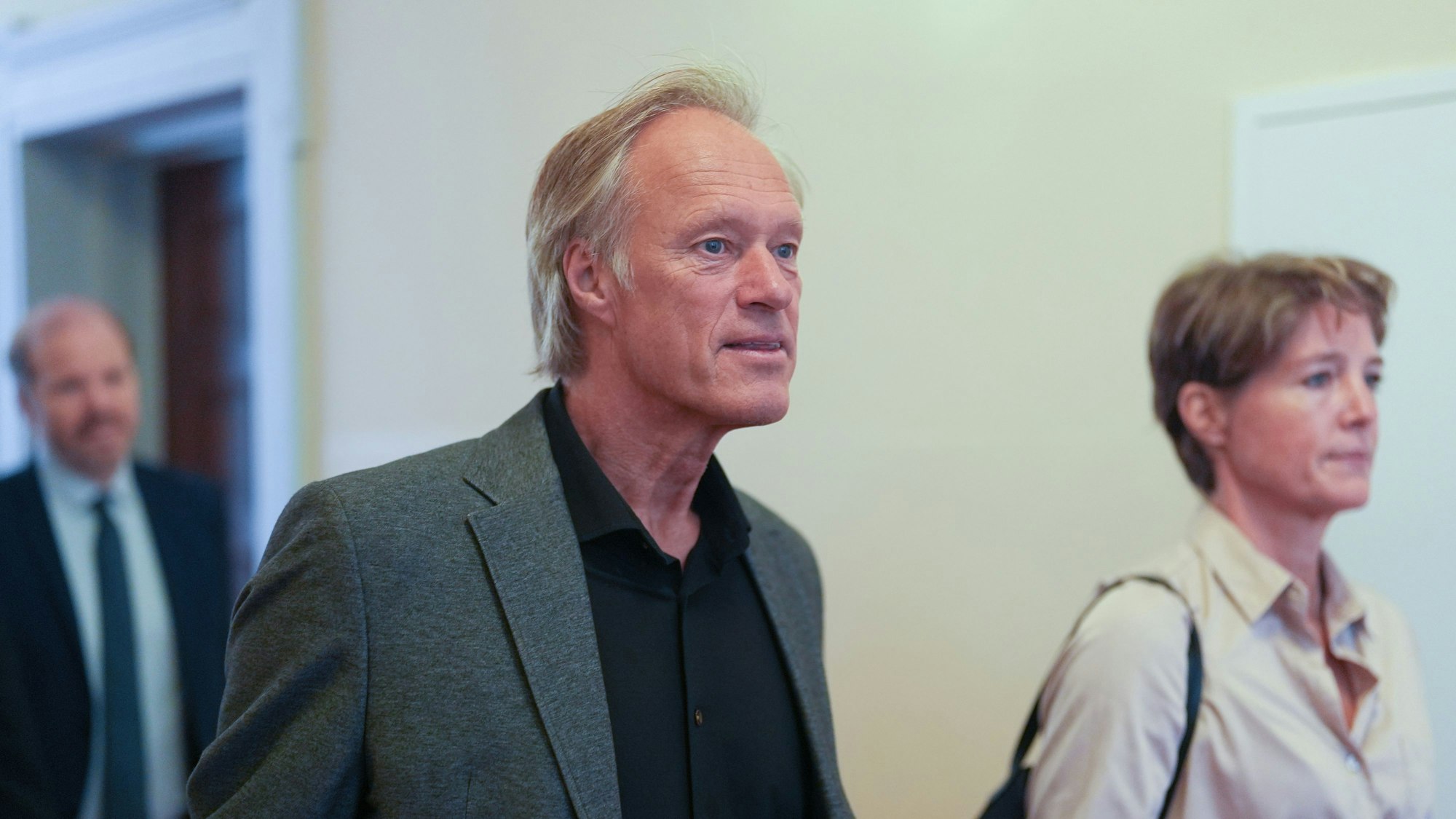 02.09.2025, Hamburg: Christina Block, deutsche Gastronomin und Unternehmerin, Gerhard Delling, ehemaliger Fernsehmoderator und Sportjournalist, und Anwalt David Rieks (hinten), Verteidiger von Delling, kommen zum Prozess wegen mutmaßlicher Kindesentführung im Landgericht Hamburg. In einer Nacht-und-Nebel-Aktion wurden in der Silvesternacht 2023/24 zwei Kinder der Gastronomie-Unternehmerin C. Block von Dänemark nach Deutschland gebracht. Wegen der mutmaßlichen Entführung findet am Landgericht Hamburg der Prozess statt, unter anderem gegen Block. Foto: Marcus Brandt/dpa +++ dpa-Bildfunk +++