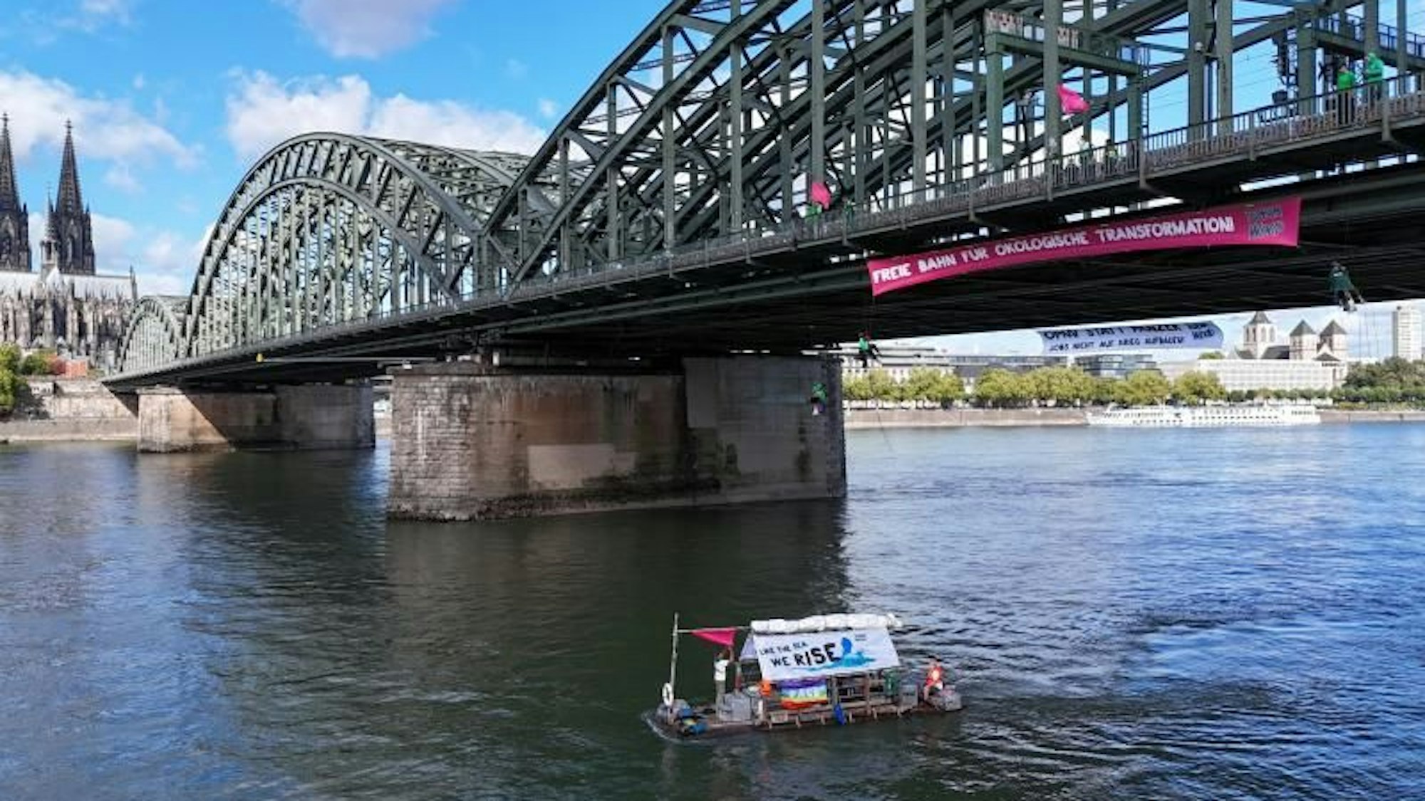 Protest auf der Hohenzollernbrücke der Klimaaktivisten und -aktivistinnen von Robin Wood