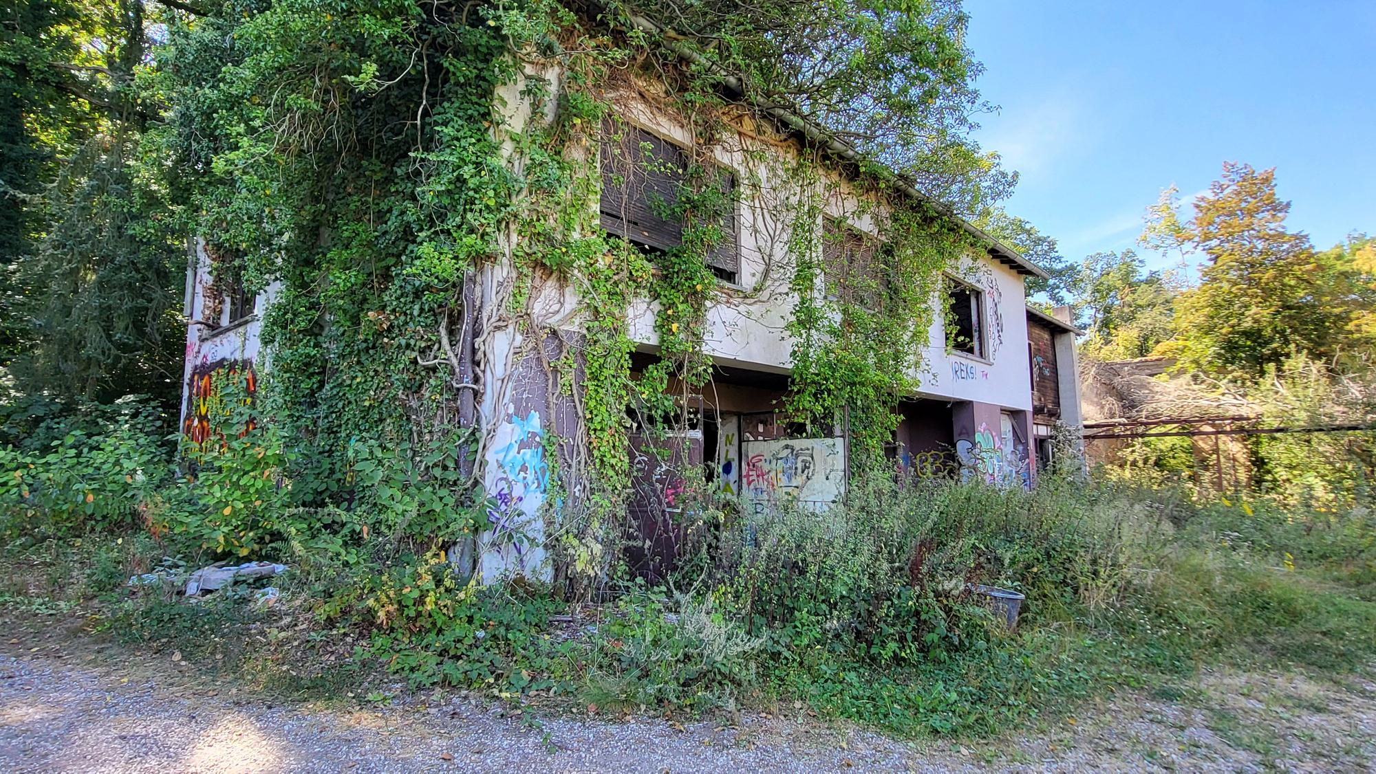 Auch das neuere Wohnhaus am Hotel Waldburg ist längst ein „Lost Place“.