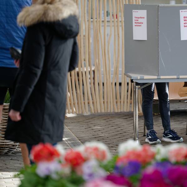 23.02.2025, Nordrhein-Westfalen, Köln: Eine Frau steht in einem Wahllokal in einem Gewächshaus eines Gartenbaubetriebs in Köln-Hahnwald hinter einer Wahlkabine. Am Sonntag findet die vorgezogene Wahl zum 21. Deutschen Bundestag statt. (zu dpa: «NRW wählt den Bundestag - höhere Wahlbeteiligung in Köln») Foto: Henning Kaiser/dpa +++ dpa-Bildfunk +++
