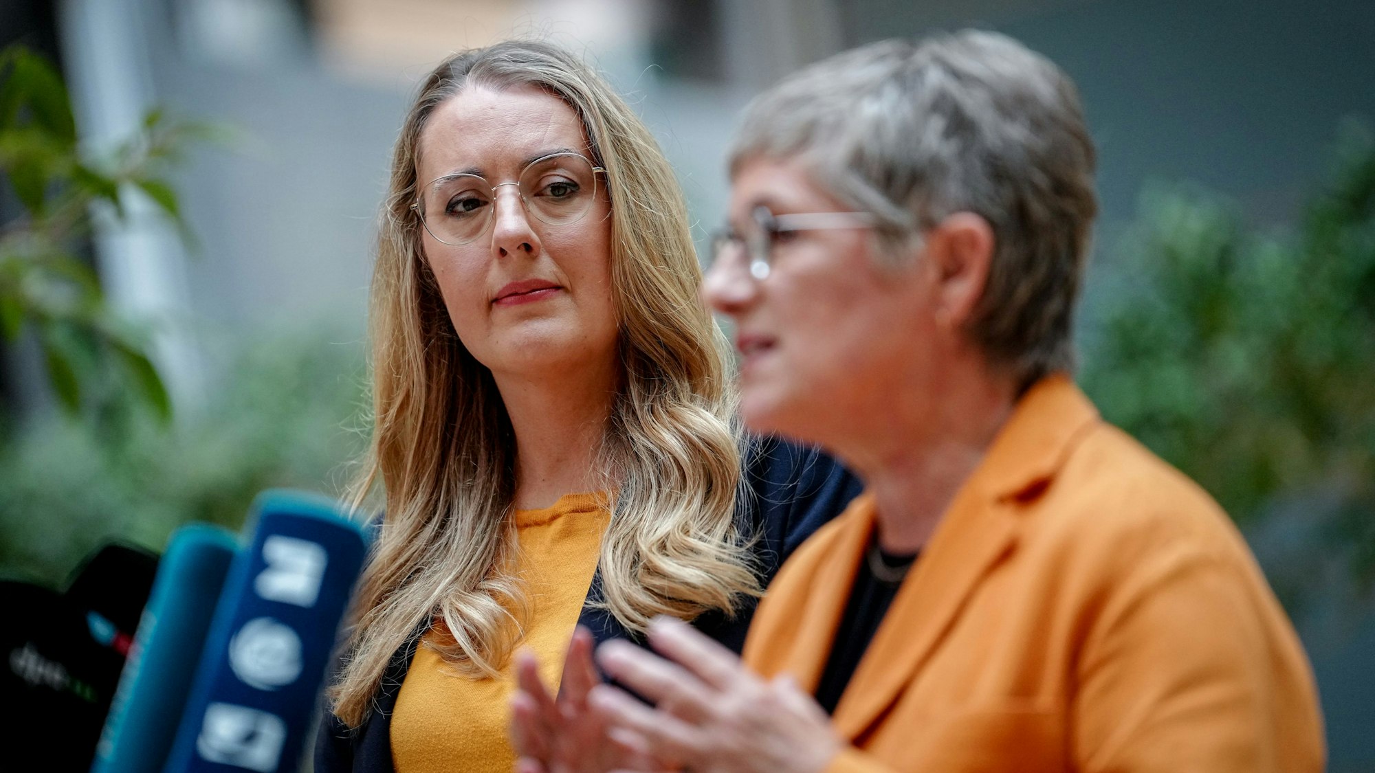 Die beiden Fraktionsvorsitzenden der Grünen Katharina Dröge (l) und Britta Haßelmann bei einer Pressekonferenz zu Beginn der Klausur des Fraktionsvorstandes der Grünen Bundestagsfraktion. (Archivbild)