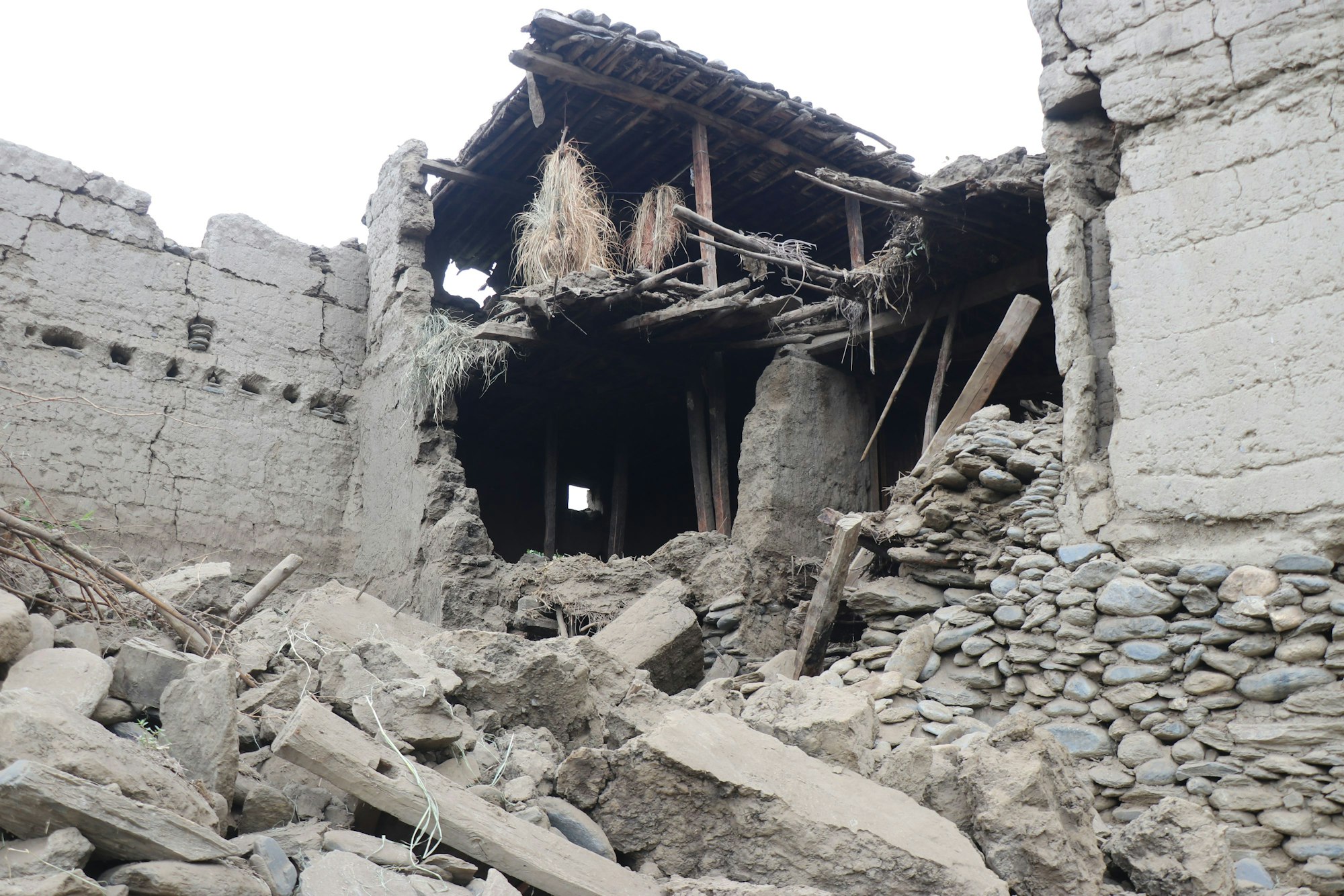 Blick auf das von einem Erdbeben betroffene Gebiet im Bezirk Nurgal in der Provinz Kunar.