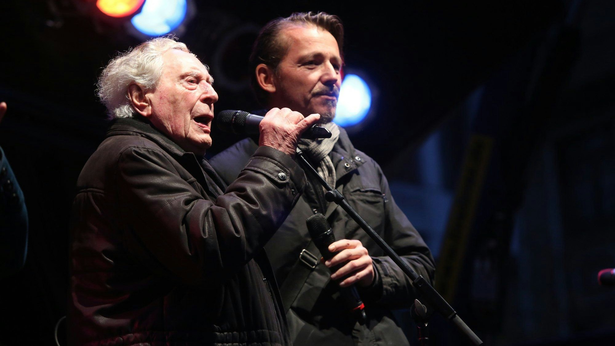 Ludwig Sebus mahnt auf einer Kundgebung 2015 in Deutz vor Rechtsextremismus und Fremdenfeindlichkeit. Rechts: Der damalige Sprecher der AG Arsch Huh, Hermann Rheindorf