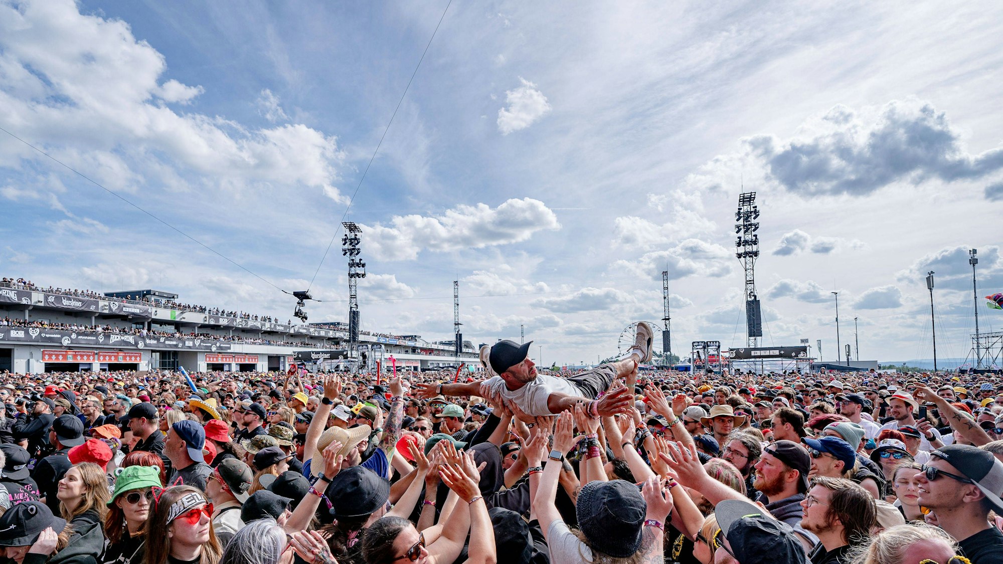 Das Bild zeigt einen Crowdsurfer während des Auftritts der Donots beim Rock am Ring-Festival 2024. Foto: IMAGO/Eibner