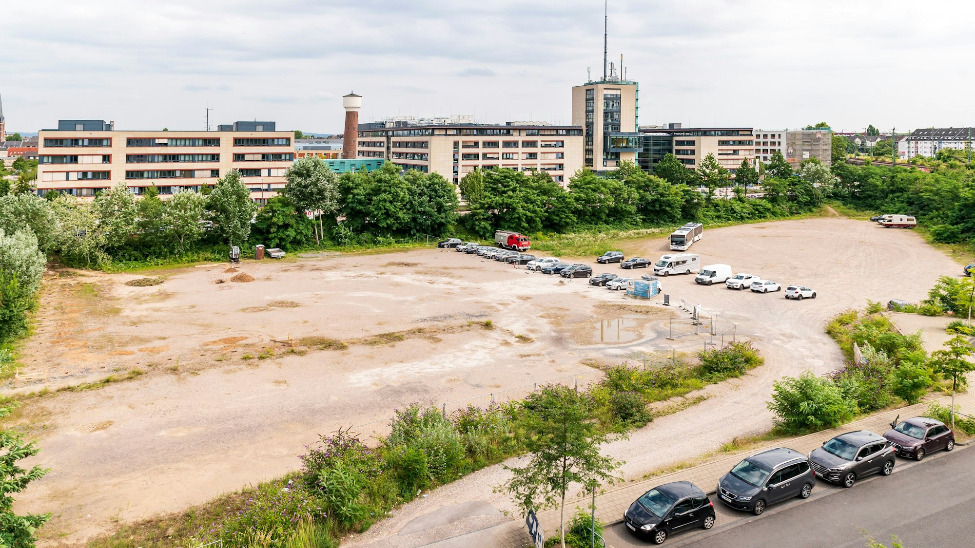 13.08.2021, Köln:
Die Polizei in Köln Kalk hat ein Platzproblem. Schon bald soll ein Neubau gegenüber des Polizeipräsidiums entstehen.
Das neue Gebäude wird sich dann im Dreieck zwischen Walther-Pauli-Ring, Gummersbacher Straße und den Gleisen der Deutschen Bahn befinden. Aktuelle Aufnahme der Fläche mit Präsidium und Kalker Stadtpanorama im Hintergrund.
Freitag 13. August 2021
Aufgenommen am: 13.08.2021
Foto: Alexander Roll (Staff)