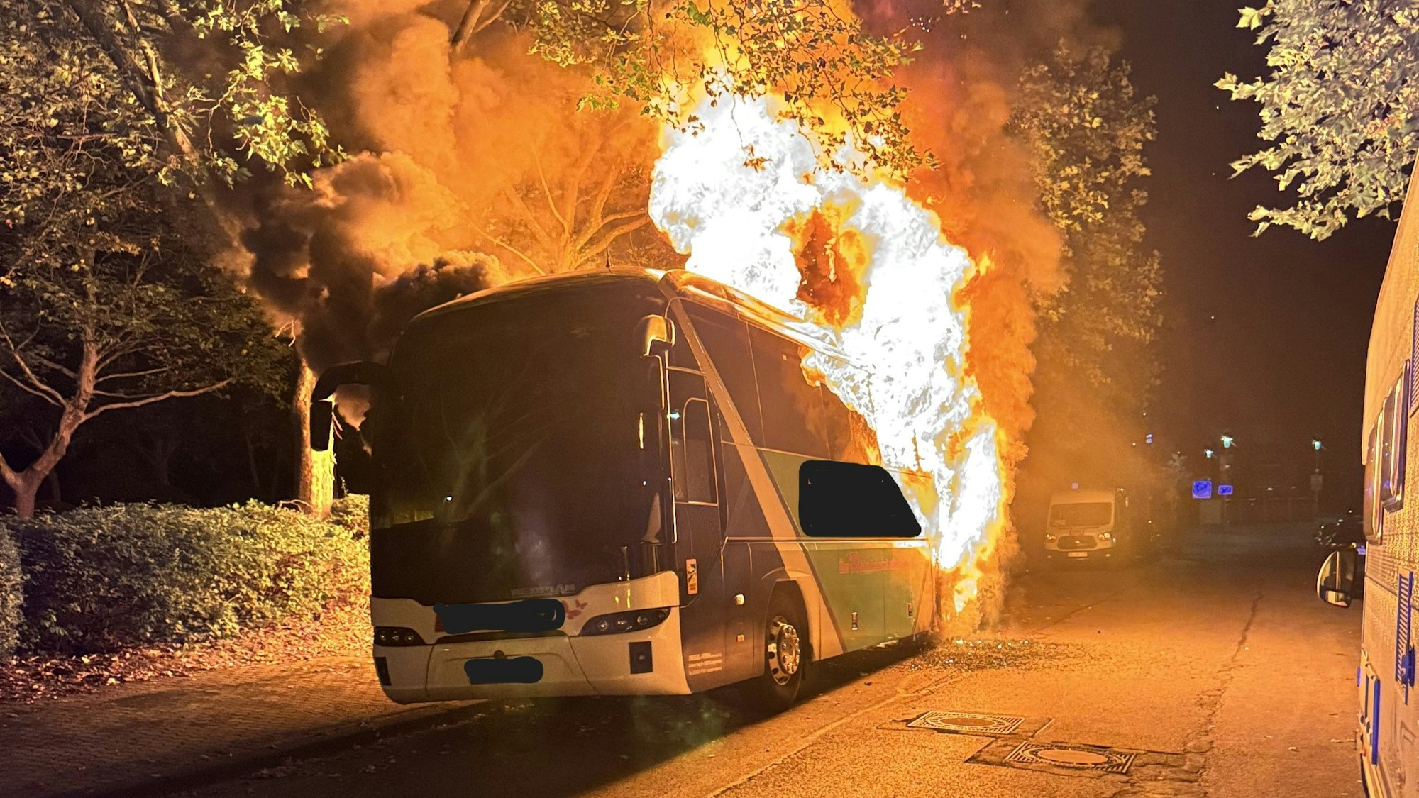 Der Feuerwehr Düren gelang es, das Feuer unter Kontrolle zu bringen. An dem Reisebus entstand jedoch ein erheblicher Schaden.