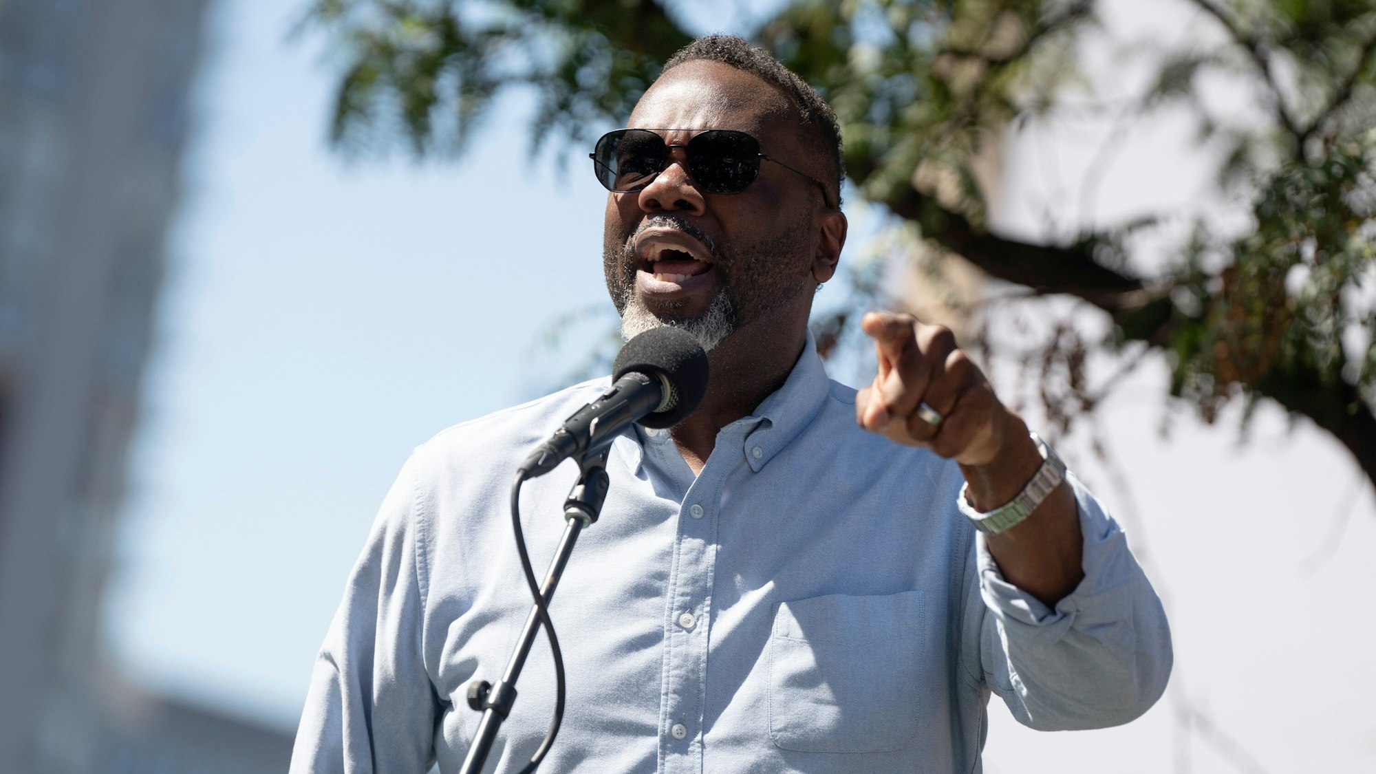 Chicagos Bürgermeister Brandon Johnson spricht in der Nähe des Haymarket Memorial im West Loop bei einem Protest am Labor Day. (Archivbild)