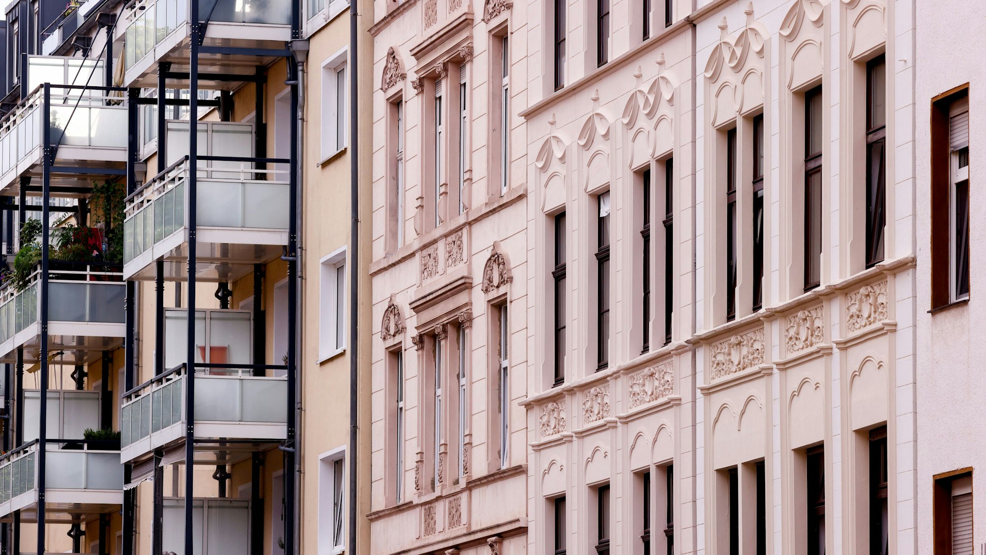 Altbauten in der Merowingerstraße in der Kölner Südstadt: Die Preise für Immobilien steigen weiter, Altbauten sind bei Käufern und Mietern sehr beliebt.