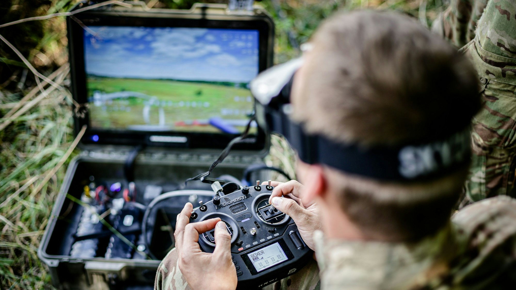 Drohnenpiloten in der Ukraine steuern Kampfdrohnen.